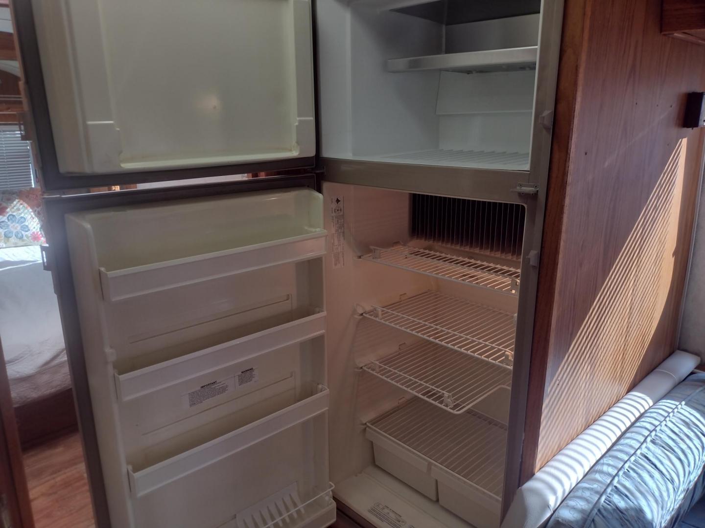 1994 Silver Airstream EXCELLA 1000 EXCELLA 1000 (1STJEAP26RJ) , located at 17760 Hwy 62, Morris, OK, 74445, 35.609104, -95.877060 - HAVE YOU EVER WANTED TO BECOME PART OF THE AIRSTREAM FAMILY? WELL HERE IS YOUR CHANCE, CHECK OUT THIS 1994 AIRSTREAM CLASSIC EXCELLA 1000 30FT OVERALL WITH A 21FT MANUAL AWNING.****CLEAN TITLE**** IN THE LIVING AND KITCHEN AREA IS A COUCH THAT FOLD DOWN FOR ADDITIONAL SLEEPING, HAS PULL OUT STORAGE - Photo#30