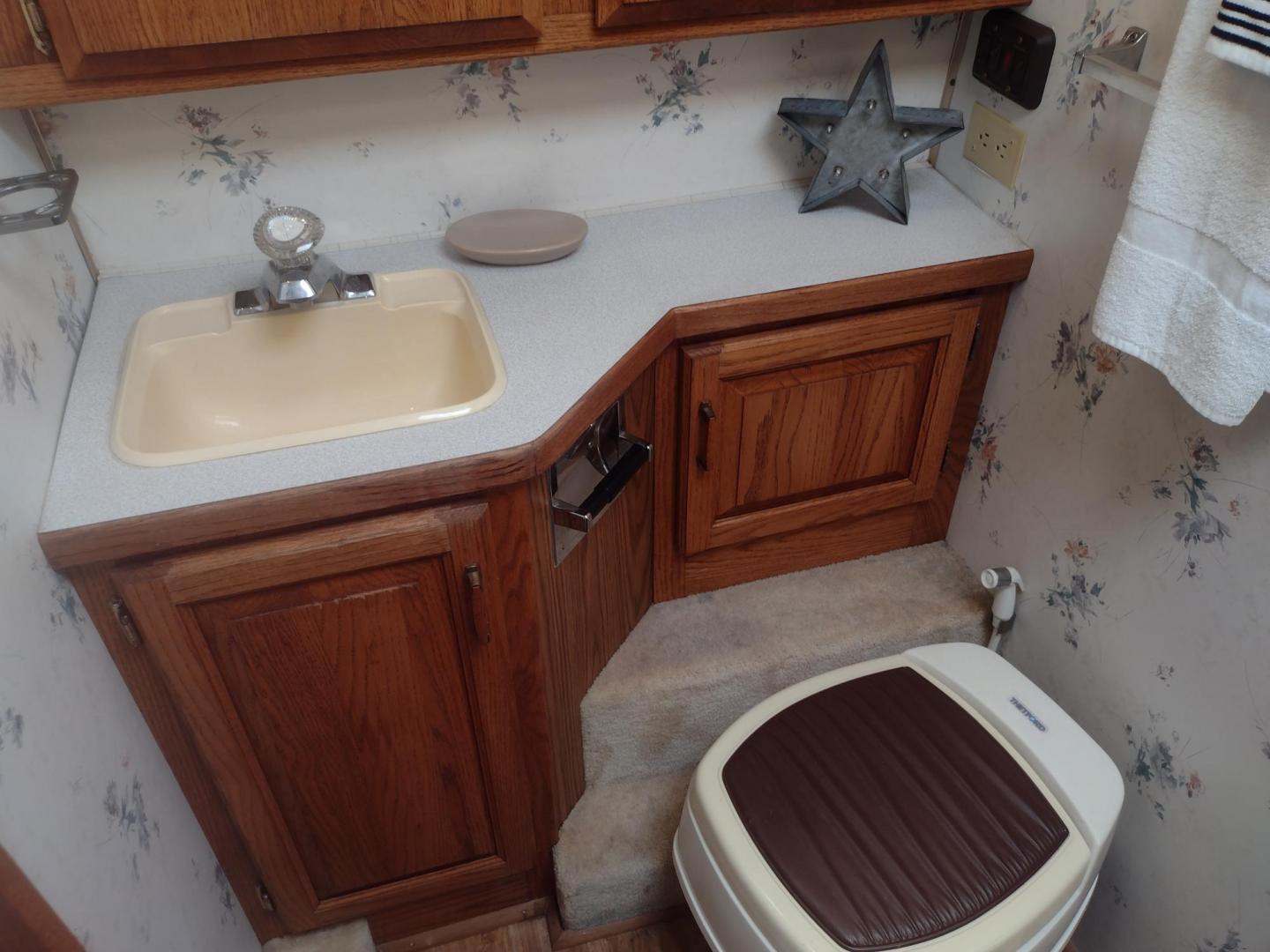 1994 Silver Airstream EXCELLA 1000 EXCELLA 1000 (1STJEAP26RJ) , located at 17760 Hwy 62, Morris, OK, 74445, 35.609104, -95.877060 - HAVE YOU EVER WANTED TO BECOME PART OF THE AIRSTREAM FAMILY? WELL HERE IS YOUR CHANCE, CHECK OUT THIS 1994 AIRSTREAM CLASSIC EXCELLA 1000 30FT OVERALL WITH A 21FT MANUAL AWNING.****CLEAN TITLE**** IN THE LIVING AND KITCHEN AREA IS A COUCH THAT FOLD DOWN FOR ADDITIONAL SLEEPING, HAS PULL OUT STORAGE - Photo#35