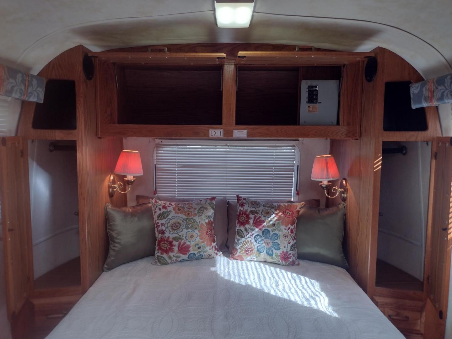 1994 Silver Airstream EXCELLA 1000 EXCELLA 1000 (1STJEAP26RJ) , located at 17760 Hwy 62, Morris, OK, 74445, 35.609104, -95.877060 - HAVE YOU EVER WANTED TO BECOME PART OF THE AIRSTREAM FAMILY? WELL HERE IS YOUR CHANCE, CHECK OUT THIS 1994 AIRSTREAM CLASSIC EXCELLA 1000 30FT OVERALL WITH A 21FT MANUAL AWNING.****CLEAN TITLE**** IN THE LIVING AND KITCHEN AREA IS A COUCH THAT FOLD DOWN FOR ADDITIONAL SLEEPING, HAS PULL OUT STORAGE - Photo#39