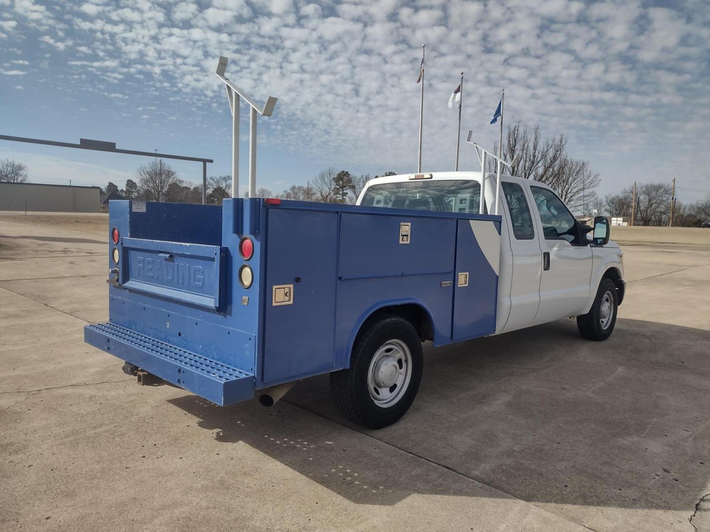 2014 White /Gray Ford F-250 SD (1FT7X2A65EE) with an 6.2L V8 OHV 16V engine, 6-Speed Automatic transmission, located at 17760 Hwy 62, Morris, OK, 74445, (918) 733-4887, 35.609104, -95.877060 - 2014 FORD F250 2WD SUPER DUTY ***CLEAN TITLE*** IS A BI-FUEL SYSTEM THAT RUNS ON CNG (COMPRESSED NATURAL GAS) OR GASOLINE. THIS TRUCK HAS A 6.2L V8 ENGINE, FEATURES LEATHER MANUAL SEAT, MANUAL WINDOWS, MANUAL LOCKS, MANUAL MIRRORS, AM FM RADIO, CRUISE CONTROL, TRACTION CONTROL, TRAILER HITCH, AND S - Photo#4