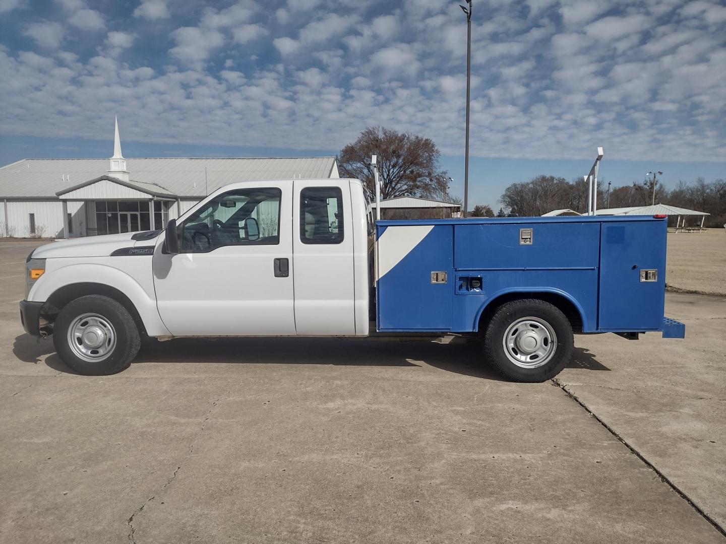 2014 White /Gray Ford F-250 SD (1FT7X2A65EE) with an 6.2L V8 OHV 16V engine, 6-Speed Automatic transmission, located at 17760 Hwy 62, Morris, OK, 74445, (918) 733-4887, 35.609104, -95.877060 - 2014 FORD F250 2WD SUPER DUTY ***CLEAN TITLE*** IS A BI-FUEL SYSTEM THAT RUNS ON CNG (COMPRESSED NATURAL GAS) OR GASOLINE. THIS TRUCK HAS A 6.2L V8 ENGINE, FEATURES LEATHER MANUAL SEAT, MANUAL WINDOWS, MANUAL LOCKS, MANUAL MIRRORS, AM FM RADIO, CRUISE CONTROL, TRACTION CONTROL, TRAILER HITCH, AND S - Photo#7