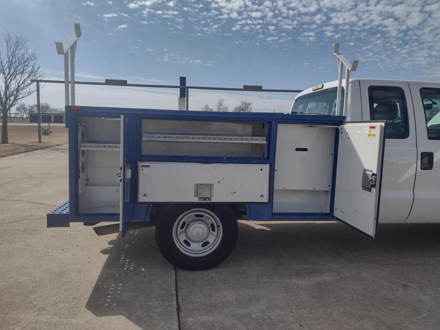 2014 White /Gray Ford F-250 SD (1FT7X2A65EE) with an 6.2L V8 OHV 16V engine, 6-Speed Automatic transmission, located at 17760 Hwy 62, Morris, OK, 74445, (918) 733-4887, 35.609104, -95.877060 - 2014 FORD F250 2WD SUPER DUTY ***CLEAN TITLE*** IS A BI-FUEL SYSTEM THAT RUNS ON CNG (COMPRESSED NATURAL GAS) OR GASOLINE. THIS TRUCK HAS A 6.2L V8 ENGINE, FEATURES LEATHER MANUAL SEAT, MANUAL WINDOWS, MANUAL LOCKS, MANUAL MIRRORS, AM FM RADIO, CRUISE CONTROL, TRACTION CONTROL, TRAILER HITCH, AND S - Photo#18