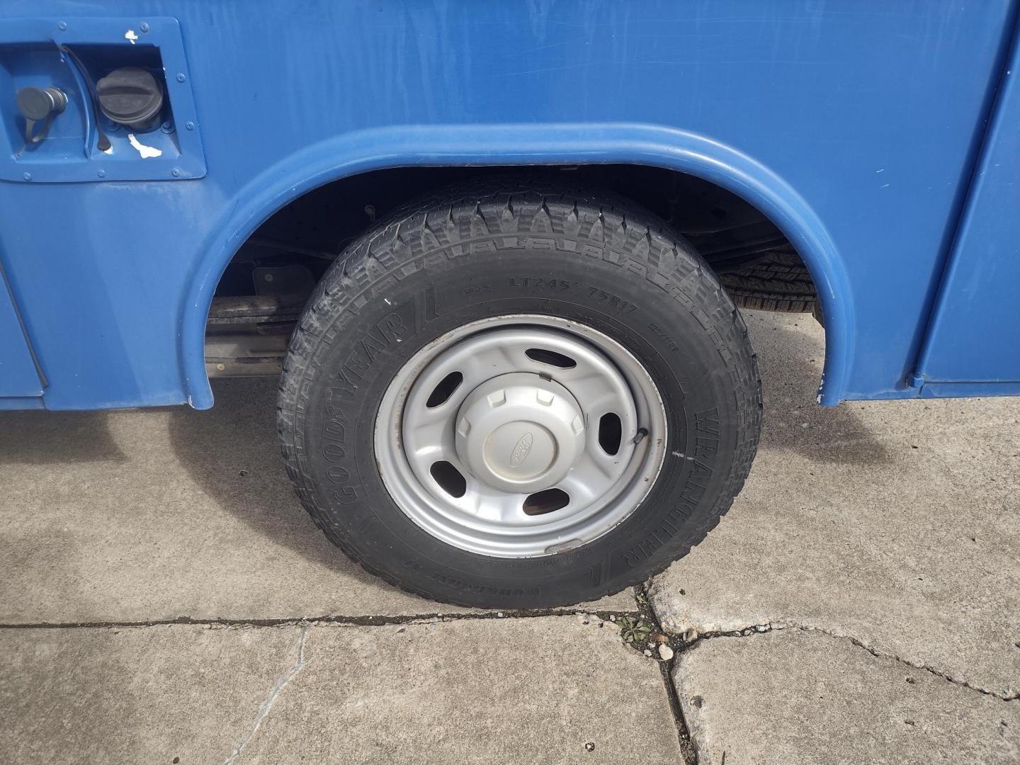 2014 White /Gray Ford F-250 SD (1FT7X2A65EE) with an 6.2L V8 OHV 16V engine, 6-Speed Automatic transmission, located at 17760 Hwy 62, Morris, OK, 74445, (918) 733-4887, 35.609104, -95.877060 - 2014 FORD F250 2WD SUPER DUTY ***CLEAN TITLE*** IS A BI-FUEL SYSTEM THAT RUNS ON CNG (COMPRESSED NATURAL GAS) OR GASOLINE. THIS TRUCK HAS A 6.2L V8 ENGINE, FEATURES LEATHER MANUAL SEAT, MANUAL WINDOWS, MANUAL LOCKS, MANUAL MIRRORS, AM FM RADIO, CRUISE CONTROL, TRACTION CONTROL, TRAILER HITCH, AND S - Photo#20