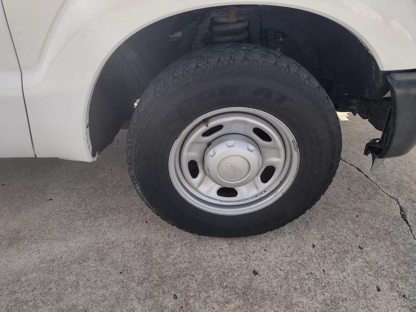 2014 White /Gray Ford F-250 SD (1FT7X2A65EE) with an 6.2L V8 OHV 16V engine, 6-Speed Automatic transmission, located at 17760 Hwy 62, Morris, OK, 74445, (918) 733-4887, 35.609104, -95.877060 - 2014 FORD F250 2WD SUPER DUTY ***CLEAN TITLE*** IS A BI-FUEL SYSTEM THAT RUNS ON CNG (COMPRESSED NATURAL GAS) OR GASOLINE. THIS TRUCK HAS A 6.2L V8 ENGINE, FEATURES LEATHER MANUAL SEAT, MANUAL WINDOWS, MANUAL LOCKS, MANUAL MIRRORS, AM FM RADIO, CRUISE CONTROL, TRACTION CONTROL, TRAILER HITCH, AND S - Photo#21