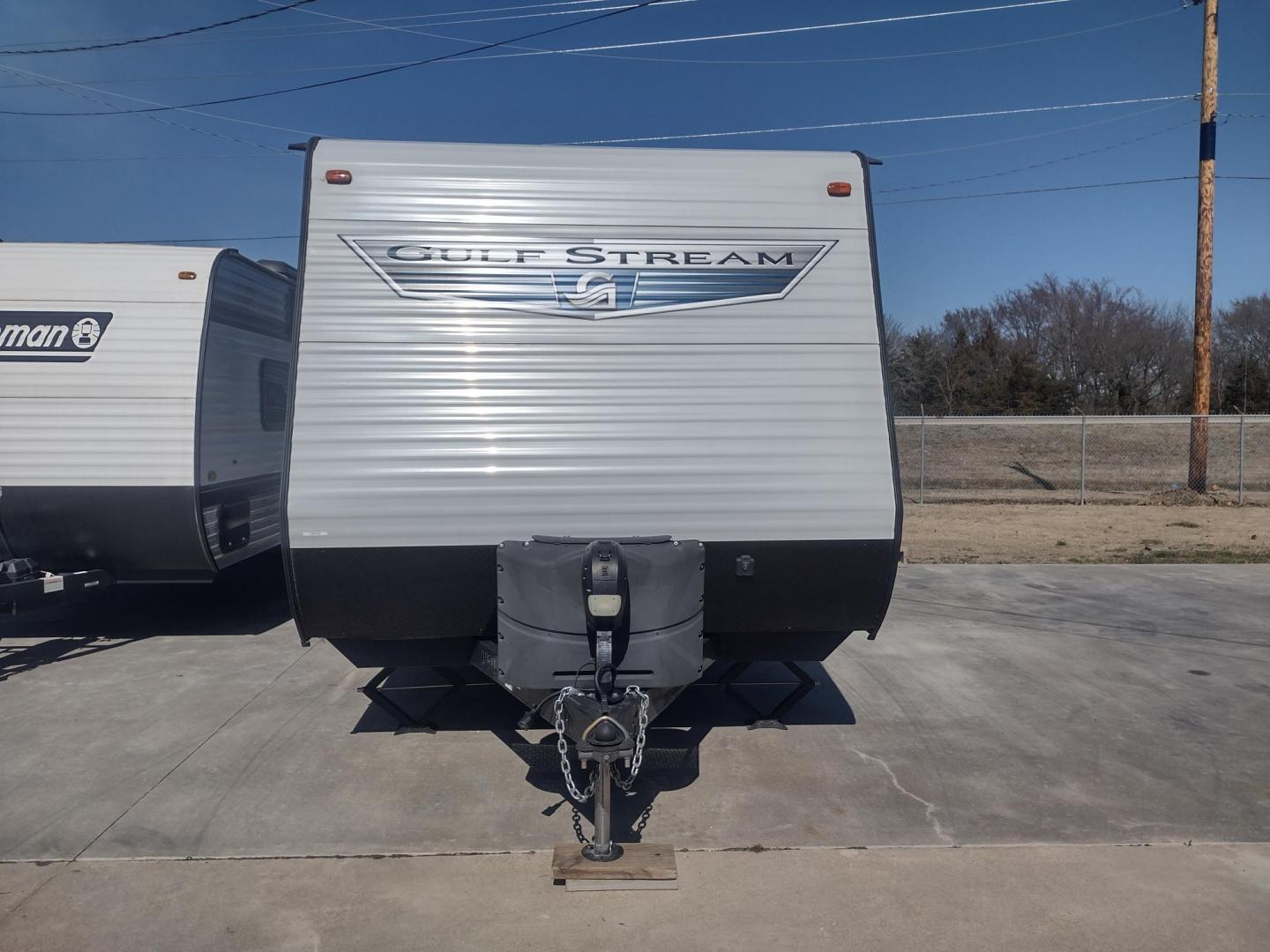 2021 Silver /Gray Gulf Stream Coach, Inc CONQUEST 275FBG 275FBG (1NL1G3020M1) , located at 17760 Hwy 62, Morris, OK, 74445, 35.609104, -95.877060 - CAMPING SEASON IS JUST AROUND THE CORNER COME CHECK OUT THIS 2021 GULF STREAM CONQUEST 275FBG 30FT OVERALL!!! ***APPEARS TO BE IN UNUSED CONDITION*** ***CLEAN TITLE*** IN THE FRONT IS A QUEEN SIZE BED WITH STORAGE UNDER BED, OVERHEAD CABINETS, AND 2 WARDROBE CLOSETS. IN THE LIVING AND KITCHEN AREA - Photo#1