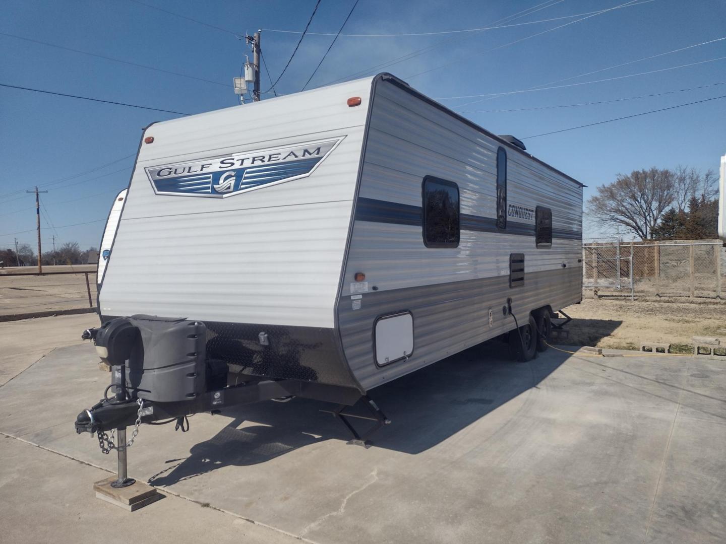 2021 Silver /Gray Gulf Stream Coach, Inc CONQUEST 275FBG 275FBG (1NL1G3020M1) , located at 17760 Hwy 62, Morris, OK, 74445, 35.609104, -95.877060 - CAMPING SEASON IS JUST AROUND THE CORNER COME CHECK OUT THIS 2021 GULF STREAM CONQUEST 275FBG 30FT OVERALL!!! ***APPEARS TO BE IN UNUSED CONDITION*** ***CLEAN TITLE*** IN THE FRONT IS A QUEEN SIZE BED WITH STORAGE UNDER BED, OVERHEAD CABINETS, AND 2 WARDROBE CLOSETS. IN THE LIVING AND KITCHEN AREA - Photo#2