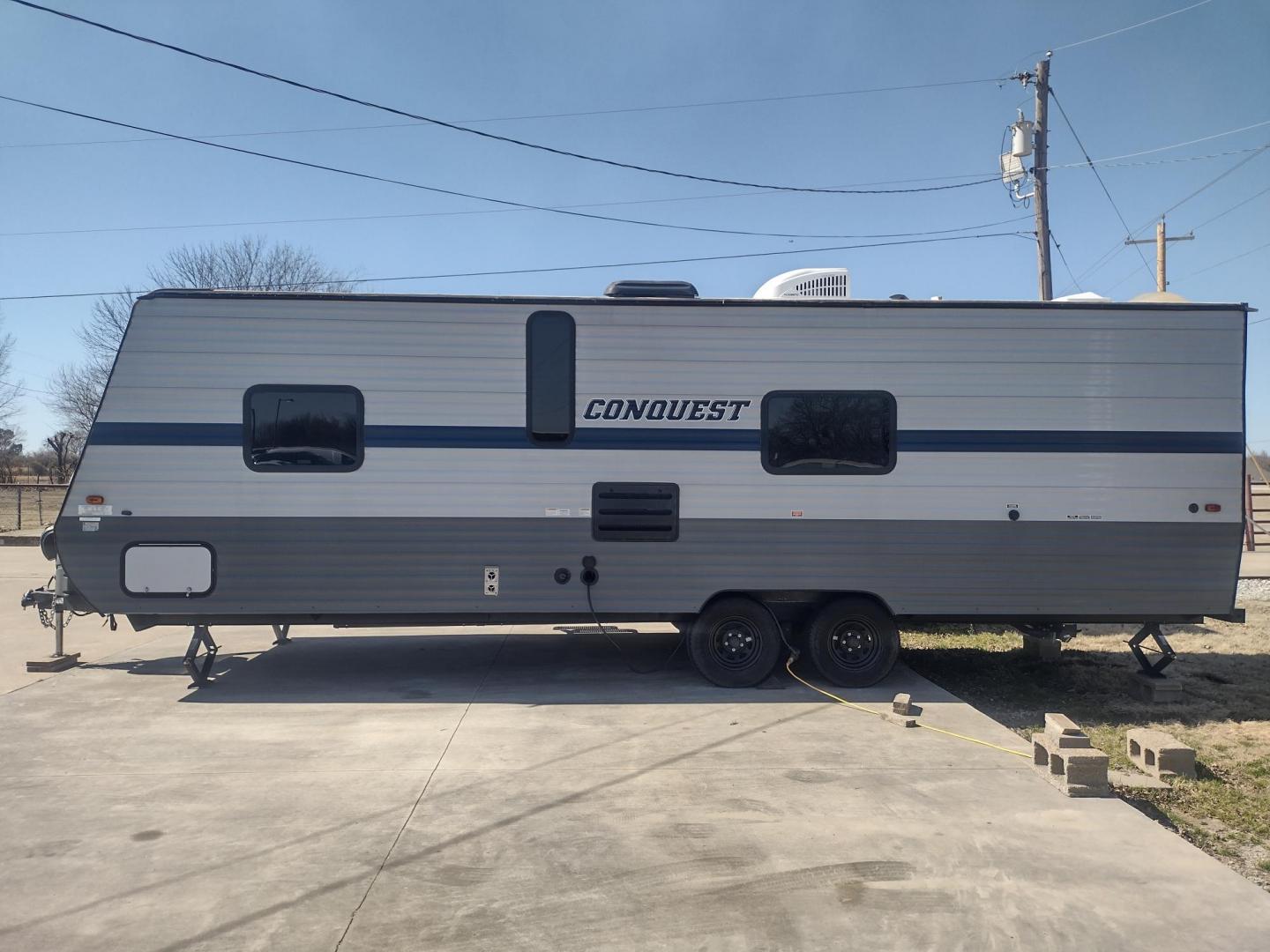 2021 Silver /Gray Gulf Stream Coach, Inc CONQUEST 275FBG 275FBG (1NL1G3020M1) , located at 17760 Hwy 62, Morris, OK, 74445, 35.609104, -95.877060 - CAMPING SEASON IS JUST AROUND THE CORNER COME CHECK OUT THIS 2021 GULF STREAM CONQUEST 275FBG 30FT OVERALL!!! ***APPEARS TO BE IN UNUSED CONDITION*** ***CLEAN TITLE*** IN THE FRONT IS A QUEEN SIZE BED WITH STORAGE UNDER BED, OVERHEAD CABINETS, AND 2 WARDROBE CLOSETS. IN THE LIVING AND KITCHEN AREA - Photo#3