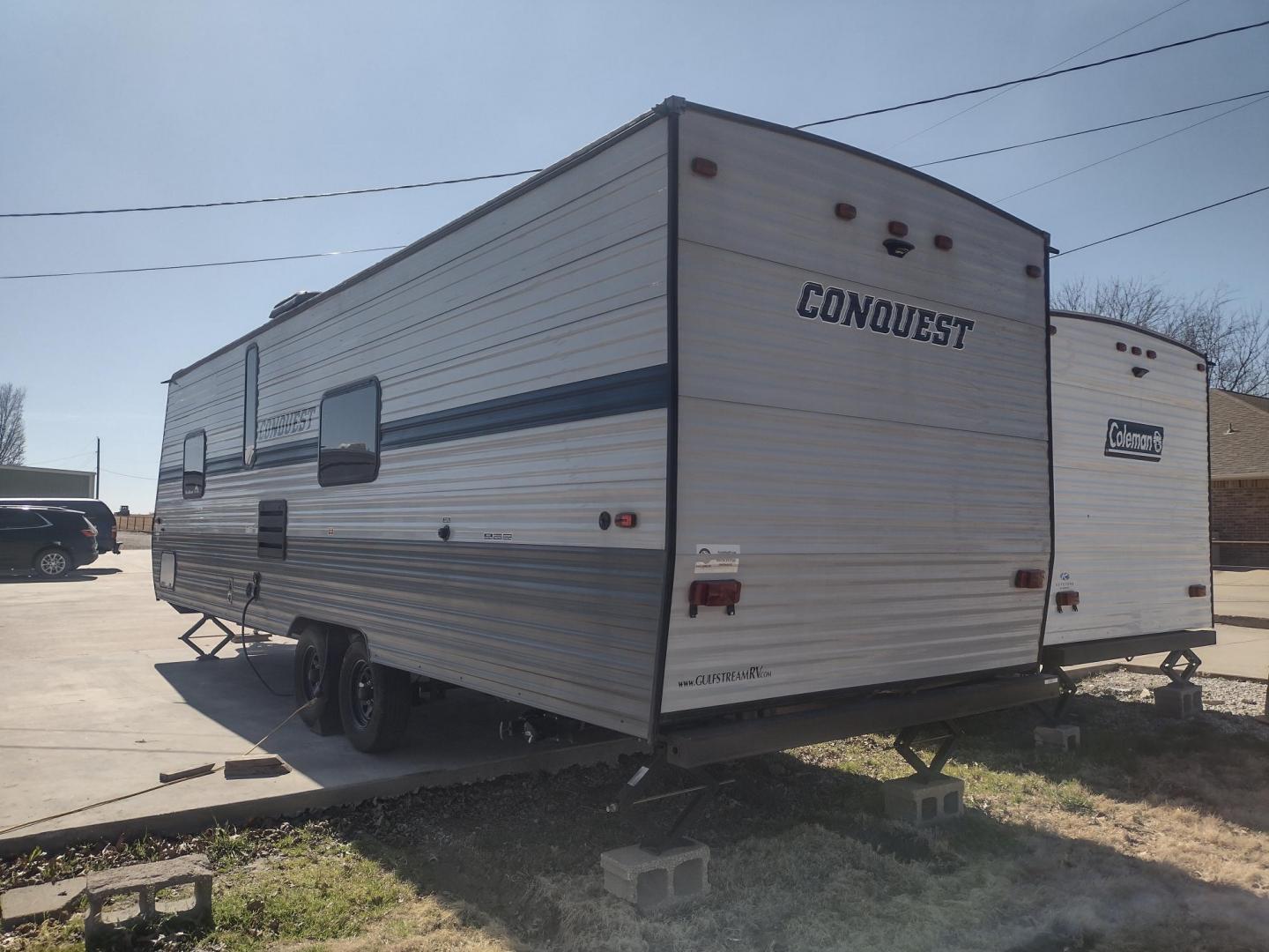 2021 Silver /Gray Gulf Stream Coach, Inc CONQUEST 275FBG 275FBG (1NL1G3020M1) , located at 17760 Hwy 62, Morris, OK, 74445, 35.609104, -95.877060 - CAMPING SEASON IS JUST AROUND THE CORNER COME CHECK OUT THIS 2021 GULF STREAM CONQUEST 275FBG 30FT OVERALL!!! ***APPEARS TO BE IN UNUSED CONDITION*** ***CLEAN TITLE*** IN THE FRONT IS A QUEEN SIZE BED WITH STORAGE UNDER BED, OVERHEAD CABINETS, AND 2 WARDROBE CLOSETS. IN THE LIVING AND KITCHEN AREA - Photo#4