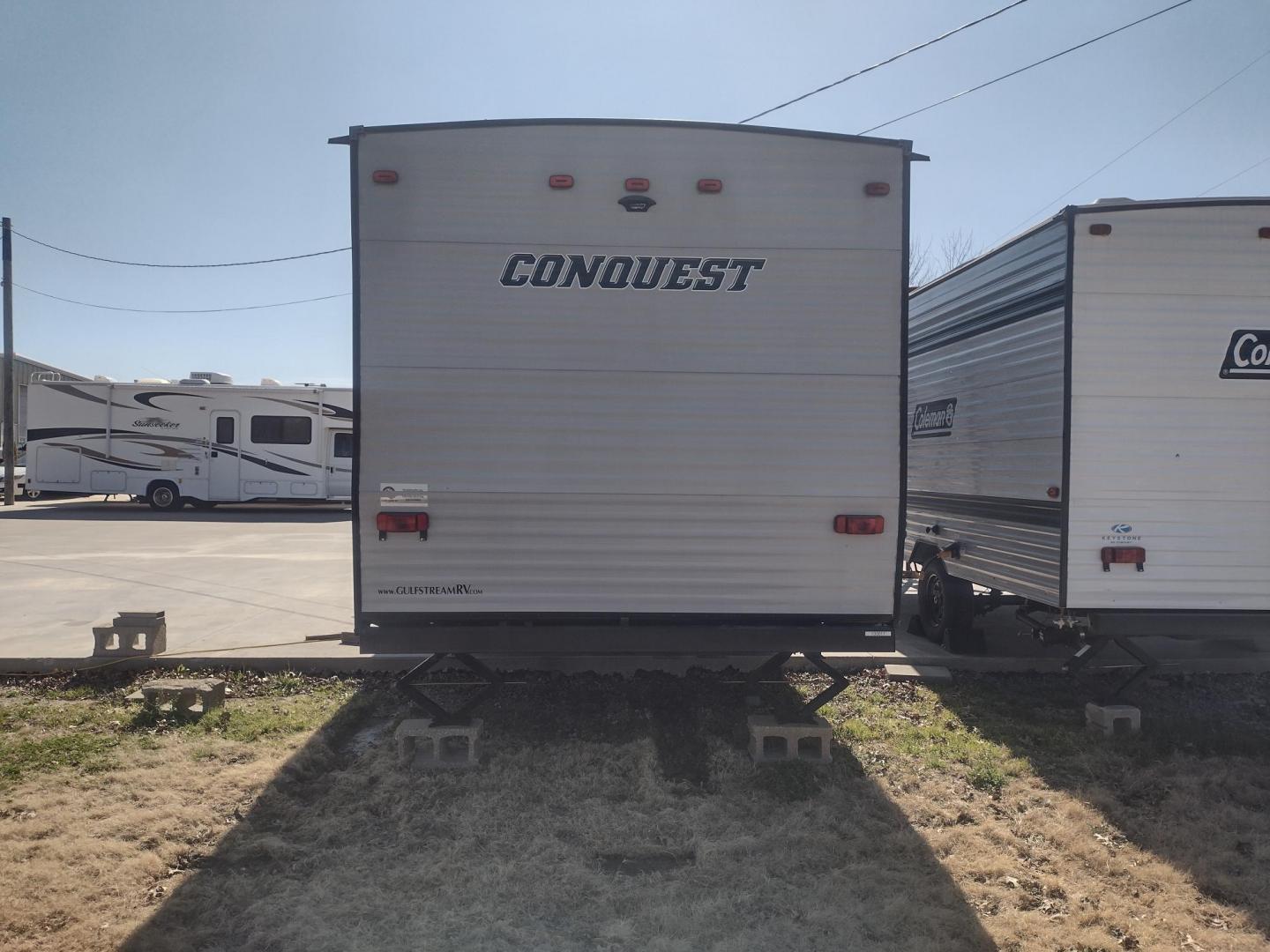 2021 Silver /Gray Gulf Stream Coach, Inc CONQUEST 275FBG 275FBG (1NL1G3020M1) , located at 17760 Hwy 62, Morris, OK, 74445, 35.609104, -95.877060 - CAMPING SEASON IS JUST AROUND THE CORNER COME CHECK OUT THIS 2021 GULF STREAM CONQUEST 275FBG 30FT OVERALL!!! ***APPEARS TO BE IN UNUSED CONDITION*** ***CLEAN TITLE*** IN THE FRONT IS A QUEEN SIZE BED WITH STORAGE UNDER BED, OVERHEAD CABINETS, AND 2 WARDROBE CLOSETS. IN THE LIVING AND KITCHEN AREA - Photo#5