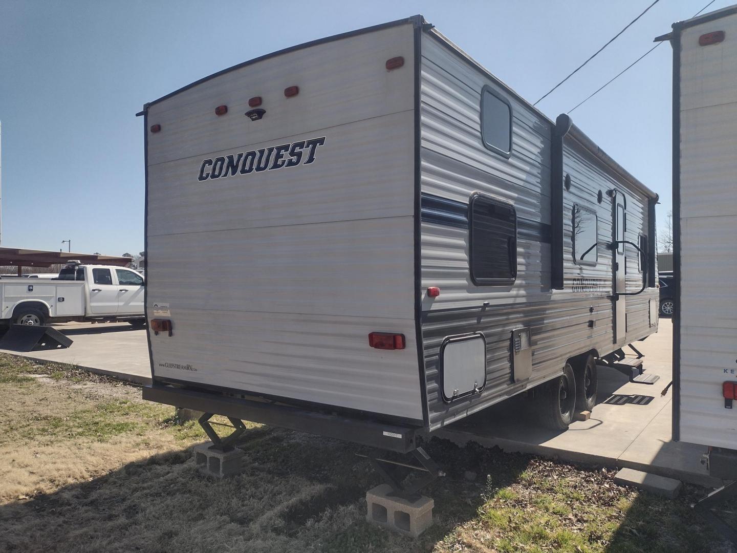 2021 Silver /Gray Gulf Stream Coach, Inc CONQUEST 275FBG 275FBG (1NL1G3020M1) , located at 17760 Hwy 62, Morris, OK, 74445, 35.609104, -95.877060 - CAMPING SEASON IS JUST AROUND THE CORNER COME CHECK OUT THIS 2021 GULF STREAM CONQUEST 275FBG 30FT OVERALL!!! ***APPEARS TO BE IN UNUSED CONDITION*** ***CLEAN TITLE*** IN THE FRONT IS A QUEEN SIZE BED WITH STORAGE UNDER BED, OVERHEAD CABINETS, AND 2 WARDROBE CLOSETS. IN THE LIVING AND KITCHEN AREA - Photo#6