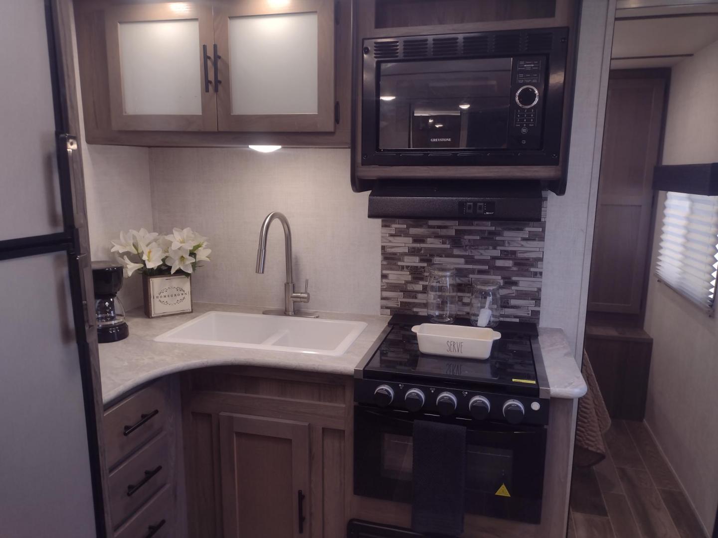 2021 Silver /Gray Gulf Stream Coach, Inc CONQUEST 275FBG 275FBG (1NL1G3020M1) , located at 17760 Hwy 62, Morris, OK, 74445, 35.609104, -95.877060 - CAMPING SEASON IS JUST AROUND THE CORNER COME CHECK OUT THIS 2021 GULF STREAM CONQUEST 275FBG 30FT OVERALL!!! ***APPEARS TO BE IN UNUSED CONDITION*** ***CLEAN TITLE*** IN THE FRONT IS A QUEEN SIZE BED WITH STORAGE UNDER BED, OVERHEAD CABINETS, AND 2 WARDROBE CLOSETS. IN THE LIVING AND KITCHEN AREA - Photo#8