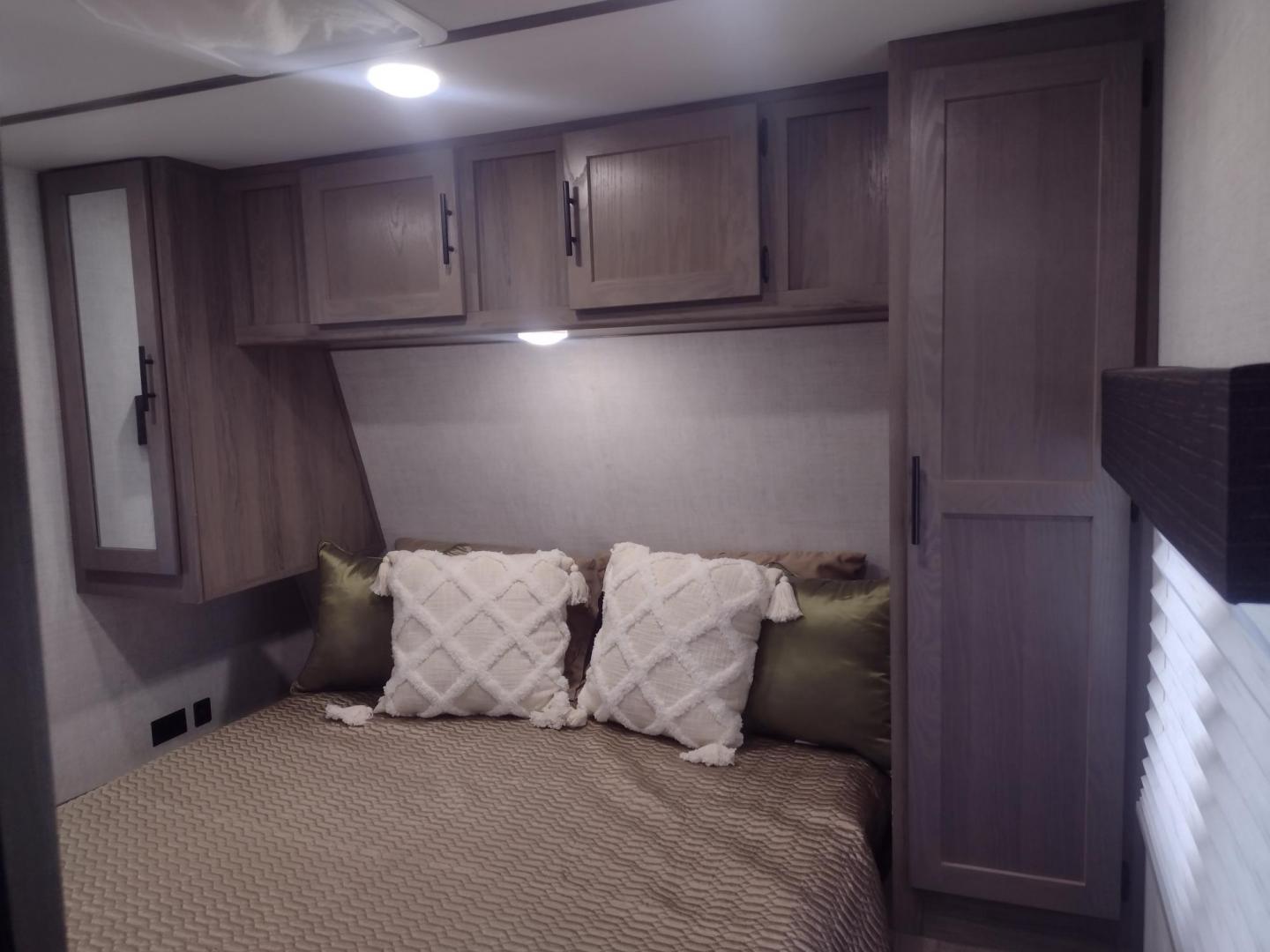 2021 Silver /Gray Gulf Stream Coach, Inc CONQUEST 275FBG 275FBG (1NL1G3020M1) , located at 17760 Hwy 62, Morris, OK, 74445, 35.609104, -95.877060 - CAMPING SEASON IS JUST AROUND THE CORNER COME CHECK OUT THIS 2021 GULF STREAM CONQUEST 275FBG 30FT OVERALL!!! ***APPEARS TO BE IN UNUSED CONDITION*** ***CLEAN TITLE*** IN THE FRONT IS A QUEEN SIZE BED WITH STORAGE UNDER BED, OVERHEAD CABINETS, AND 2 WARDROBE CLOSETS. IN THE LIVING AND KITCHEN AREA - Photo#9