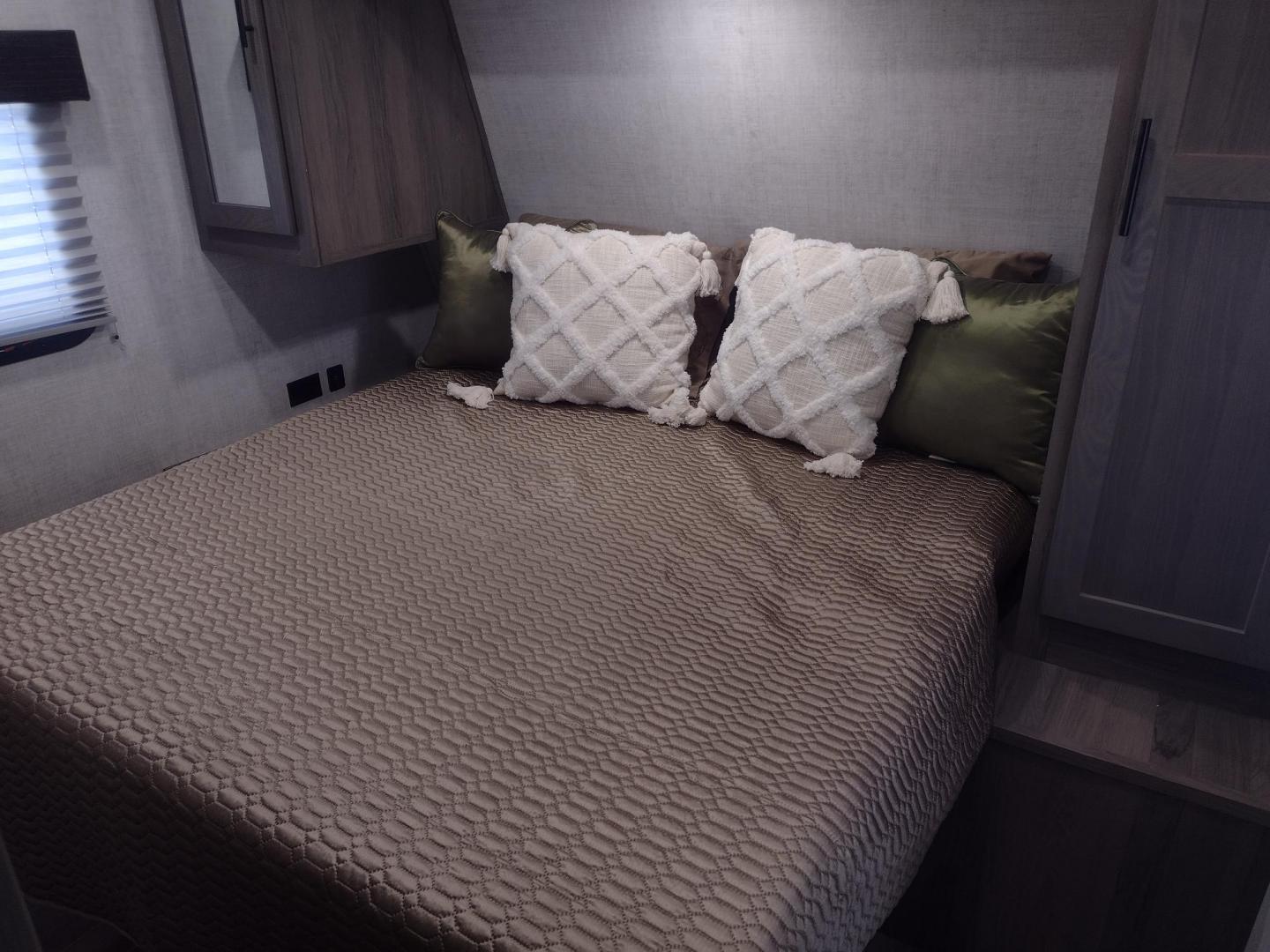 2021 Silver /Gray Gulf Stream Coach, Inc CONQUEST 275FBG 275FBG (1NL1G3020M1) , located at 17760 Hwy 62, Morris, OK, 74445, 35.609104, -95.877060 - CAMPING SEASON IS JUST AROUND THE CORNER COME CHECK OUT THIS 2021 GULF STREAM CONQUEST 275FBG 30FT OVERALL!!! ***APPEARS TO BE IN UNUSED CONDITION*** ***CLEAN TITLE*** IN THE FRONT IS A QUEEN SIZE BED WITH STORAGE UNDER BED, OVERHEAD CABINETS, AND 2 WARDROBE CLOSETS. IN THE LIVING AND KITCHEN AREA - Photo#10