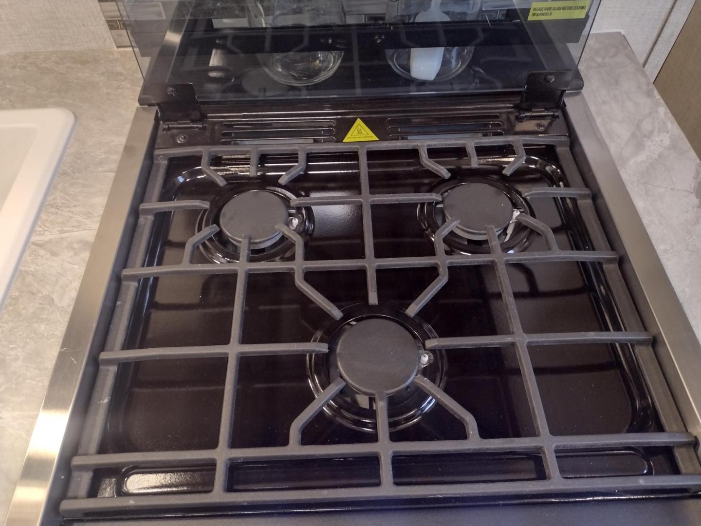 2021 Silver /Gray Gulf Stream Coach, Inc CONQUEST 275FBG 275FBG (1NL1G3020M1) , located at 17760 Hwy 62, Morris, OK, 74445, 35.609104, -95.877060 - CAMPING SEASON IS JUST AROUND THE CORNER COME CHECK OUT THIS 2021 GULF STREAM CONQUEST 275FBG 30FT OVERALL!!! ***APPEARS TO BE IN UNUSED CONDITION*** ***CLEAN TITLE*** IN THE FRONT IS A QUEEN SIZE BED WITH STORAGE UNDER BED, OVERHEAD CABINETS, AND 2 WARDROBE CLOSETS. IN THE LIVING AND KITCHEN AREA - Photo#15