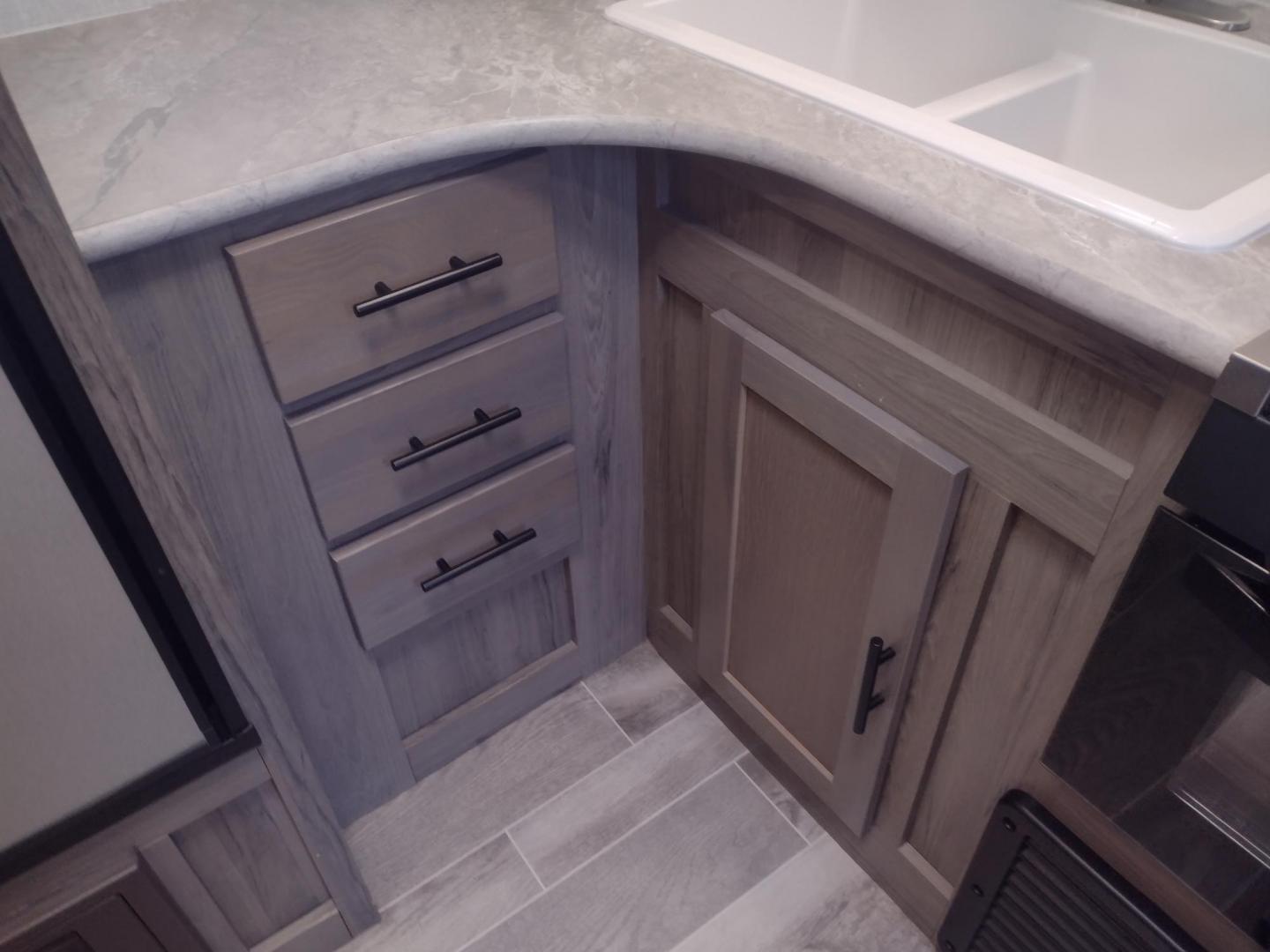 2021 Silver /Gray Gulf Stream Coach, Inc CONQUEST 275FBG 275FBG (1NL1G3020M1) , located at 17760 Hwy 62, Morris, OK, 74445, 35.609104, -95.877060 - CAMPING SEASON IS JUST AROUND THE CORNER COME CHECK OUT THIS 2021 GULF STREAM CONQUEST 275FBG 30FT OVERALL!!! ***APPEARS TO BE IN UNUSED CONDITION*** ***CLEAN TITLE*** IN THE FRONT IS A QUEEN SIZE BED WITH STORAGE UNDER BED, OVERHEAD CABINETS, AND 2 WARDROBE CLOSETS. IN THE LIVING AND KITCHEN AREA - Photo#20