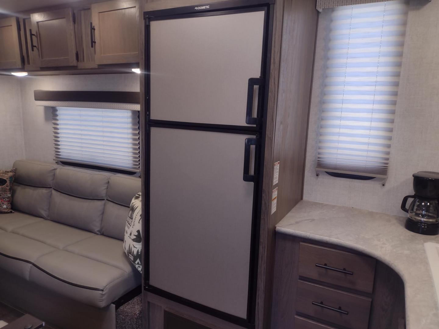 2021 Silver /Gray Gulf Stream Coach, Inc CONQUEST 275FBG 275FBG (1NL1G3020M1) , located at 17760 Hwy 62, Morris, OK, 74445, 35.609104, -95.877060 - CAMPING SEASON IS JUST AROUND THE CORNER COME CHECK OUT THIS 2021 GULF STREAM CONQUEST 275FBG 30FT OVERALL!!! ***APPEARS TO BE IN UNUSED CONDITION*** ***CLEAN TITLE*** IN THE FRONT IS A QUEEN SIZE BED WITH STORAGE UNDER BED, OVERHEAD CABINETS, AND 2 WARDROBE CLOSETS. IN THE LIVING AND KITCHEN AREA - Photo#21