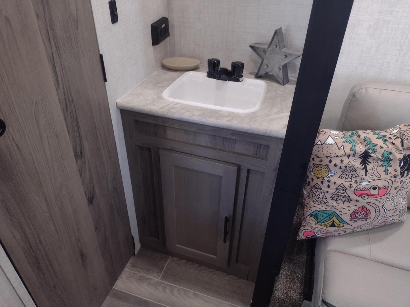 2021 Silver /Gray Gulf Stream Coach, Inc CONQUEST 275FBG 275FBG (1NL1G3020M1) , located at 17760 Hwy 62, Morris, OK, 74445, 35.609104, -95.877060 - CAMPING SEASON IS JUST AROUND THE CORNER COME CHECK OUT THIS 2021 GULF STREAM CONQUEST 275FBG 30FT OVERALL!!! ***APPEARS TO BE IN UNUSED CONDITION*** ***CLEAN TITLE*** IN THE FRONT IS A QUEEN SIZE BED WITH STORAGE UNDER BED, OVERHEAD CABINETS, AND 2 WARDROBE CLOSETS. IN THE LIVING AND KITCHEN AREA - Photo#31