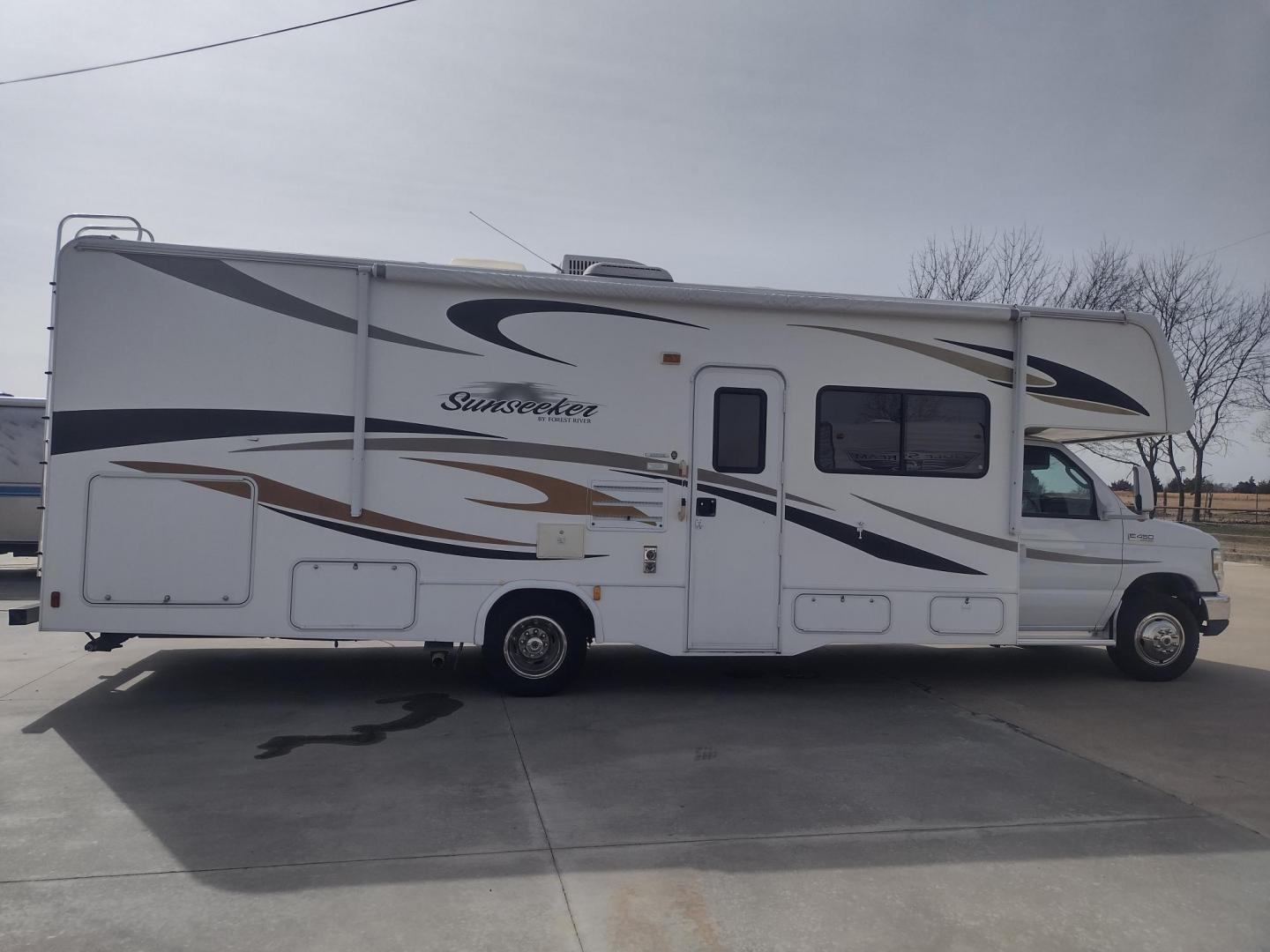 2012 White /BROWN Ford Econoline E450 (1FDXE4FS5BD) with an 6.8L V10 SOHC 20V engine, located at 17760 Hwy 62, Morris, OK, 74445, 35.609104, -95.877060 - SPRING TIME IS HERE WHAT BETTER WAY TO START YOUR TRAVELS IN THIS 2012 FORD E450 2WD FOREST RIVER SUNSEEKER 2860DS CLASS C MOTORHOME 30FT OVERALL. IT FEATURES THE TRITON 6.8L V10 ENGINE, KEYLESS ENTRY, CLOTH MANUAL SEATS, POWER WINDOWS, POWER LOCKS, POWER MIRRORS, CRUISE CONTROL, TOW HAUL MODE, BACK - Photo#3