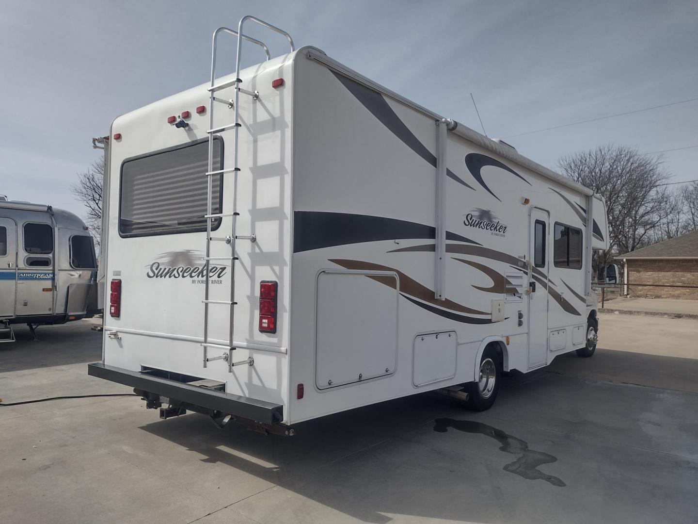 2012 White /BROWN Ford Econoline E450 (1FDXE4FS5BD) with an 6.8L V10 SOHC 20V engine, located at 17760 Hwy 62, Morris, OK, 74445, 35.609104, -95.877060 - SPRING TIME IS HERE WHAT BETTER WAY TO START YOUR TRAVELS IN THIS 2012 FORD E450 2WD FOREST RIVER SUNSEEKER 2860DS CLASS C MOTORHOME 30FT OVERALL. IT FEATURES THE TRITON 6.8L V10 ENGINE, KEYLESS ENTRY, CLOTH MANUAL SEATS, POWER WINDOWS, POWER LOCKS, POWER MIRRORS, CRUISE CONTROL, TOW HAUL MODE, BACK - Photo#4