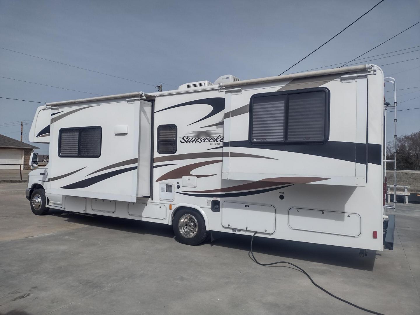 2012 White /BROWN Ford Econoline E450 (1FDXE4FS5BD) with an 6.8L V10 SOHC 20V engine, located at 17760 Hwy 62, Morris, OK, 74445, 35.609104, -95.877060 - SPRING TIME IS HERE WHAT BETTER WAY TO START YOUR TRAVELS IN THIS 2012 FORD E450 2WD FOREST RIVER SUNSEEKER 2860DS CLASS C MOTORHOME 30FT OVERALL. IT FEATURES THE TRITON 6.8L V10 ENGINE, KEYLESS ENTRY, CLOTH MANUAL SEATS, POWER WINDOWS, POWER LOCKS, POWER MIRRORS, CRUISE CONTROL, TOW HAUL MODE, BACK - Photo#7