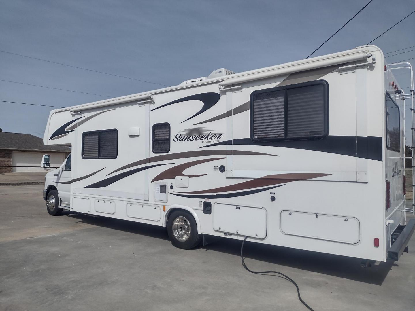 2012 White /BROWN Ford Econoline E450 (1FDXE4FS5BD) with an 6.8L V10 SOHC 20V engine, located at 17760 Hwy 62, Morris, OK, 74445, 35.609104, -95.877060 - SPRING TIME IS HERE WHAT BETTER WAY TO START YOUR TRAVELS IN THIS 2012 FORD E450 2WD FOREST RIVER SUNSEEKER 2860DS CLASS C MOTORHOME 30FT OVERALL. IT FEATURES THE TRITON 6.8L V10 ENGINE, KEYLESS ENTRY, CLOTH MANUAL SEATS, POWER WINDOWS, POWER LOCKS, POWER MIRRORS, CRUISE CONTROL, TOW HAUL MODE, BACK - Photo#8