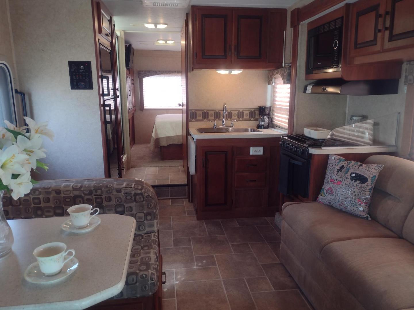 2012 White /BROWN Ford Econoline E450 (1FDXE4FS5BD) with an 6.8L V10 SOHC 20V engine, located at 17760 Hwy 62, Morris, OK, 74445, 35.609104, -95.877060 - SPRING TIME IS HERE WHAT BETTER WAY TO START YOUR TRAVELS IN THIS 2012 FORD E450 2WD FOREST RIVER SUNSEEKER 2860DS CLASS C MOTORHOME 30FT OVERALL. IT FEATURES THE TRITON 6.8L V10 ENGINE, KEYLESS ENTRY, CLOTH MANUAL SEATS, POWER WINDOWS, POWER LOCKS, POWER MIRRORS, CRUISE CONTROL, TOW HAUL MODE, BACK - Photo#22