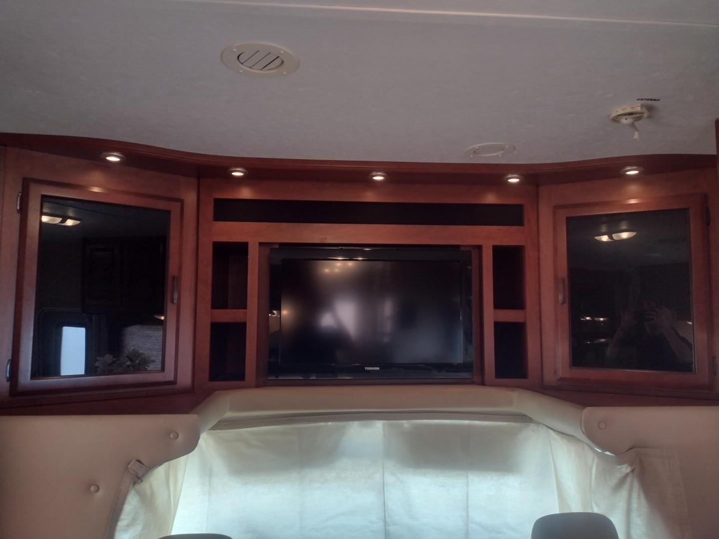 2012 White /BROWN Ford Econoline E450 (1FDXE4FS5BD) with an 6.8L V10 SOHC 20V engine, located at 17760 Hwy 62, Morris, OK, 74445, 35.609104, -95.877060 - SPRING TIME IS HERE WHAT BETTER WAY TO START YOUR TRAVELS IN THIS 2012 FORD E450 2WD FOREST RIVER SUNSEEKER 2860DS CLASS C MOTORHOME 30FT OVERALL. IT FEATURES THE TRITON 6.8L V10 ENGINE, KEYLESS ENTRY, CLOTH MANUAL SEATS, POWER WINDOWS, POWER LOCKS, POWER MIRRORS, CRUISE CONTROL, TOW HAUL MODE, BACK - Photo#23