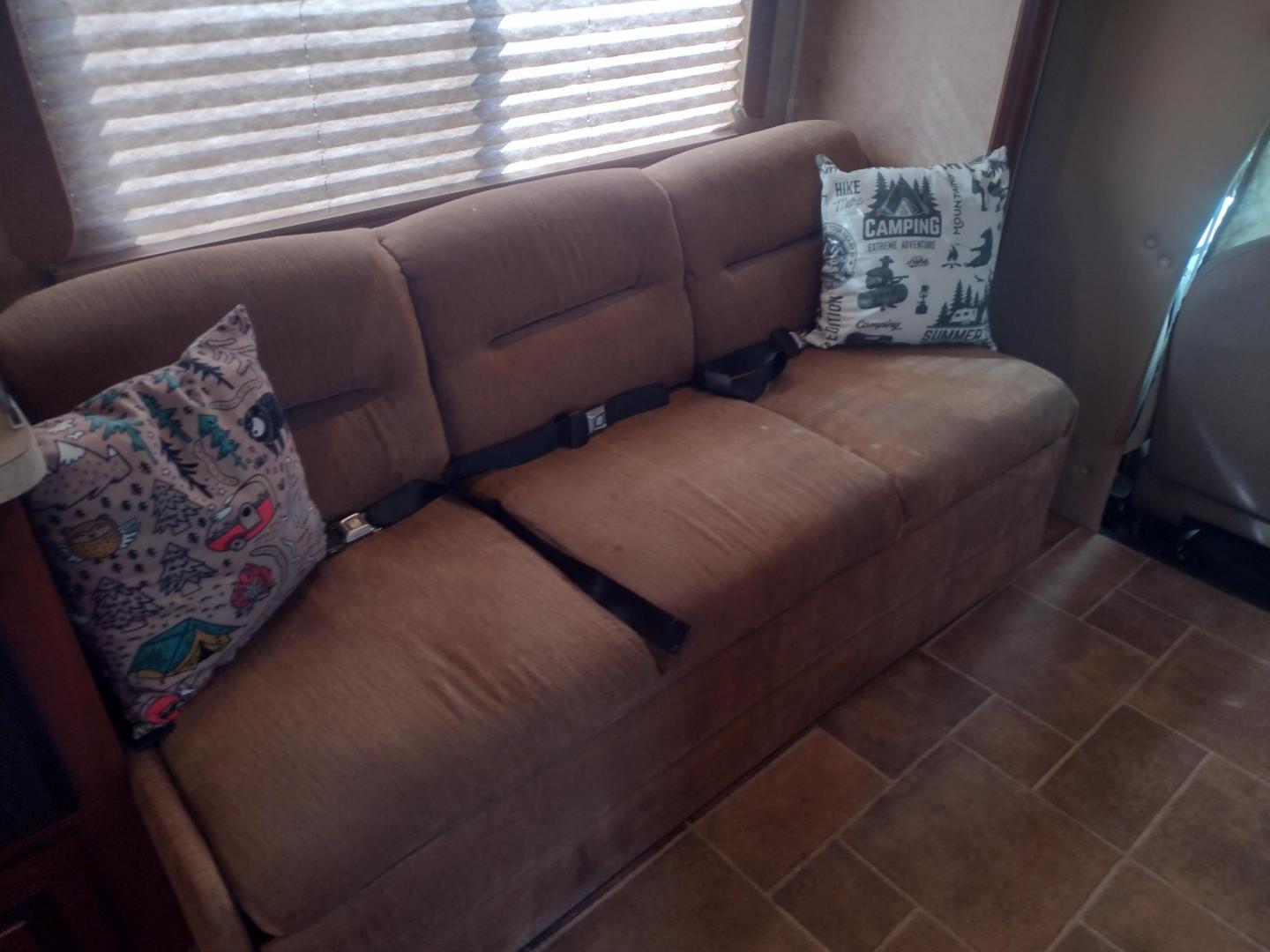 2012 White /BROWN Ford Econoline E450 (1FDXE4FS5BD) with an 6.8L V10 SOHC 20V engine, located at 17760 Hwy 62, Morris, OK, 74445, 35.609104, -95.877060 - SPRING TIME IS HERE WHAT BETTER WAY TO START YOUR TRAVELS IN THIS 2012 FORD E450 2WD FOREST RIVER SUNSEEKER 2860DS CLASS C MOTORHOME 30FT OVERALL. IT FEATURES THE TRITON 6.8L V10 ENGINE, KEYLESS ENTRY, CLOTH MANUAL SEATS, POWER WINDOWS, POWER LOCKS, POWER MIRRORS, CRUISE CONTROL, TOW HAUL MODE, BACK - Photo#31