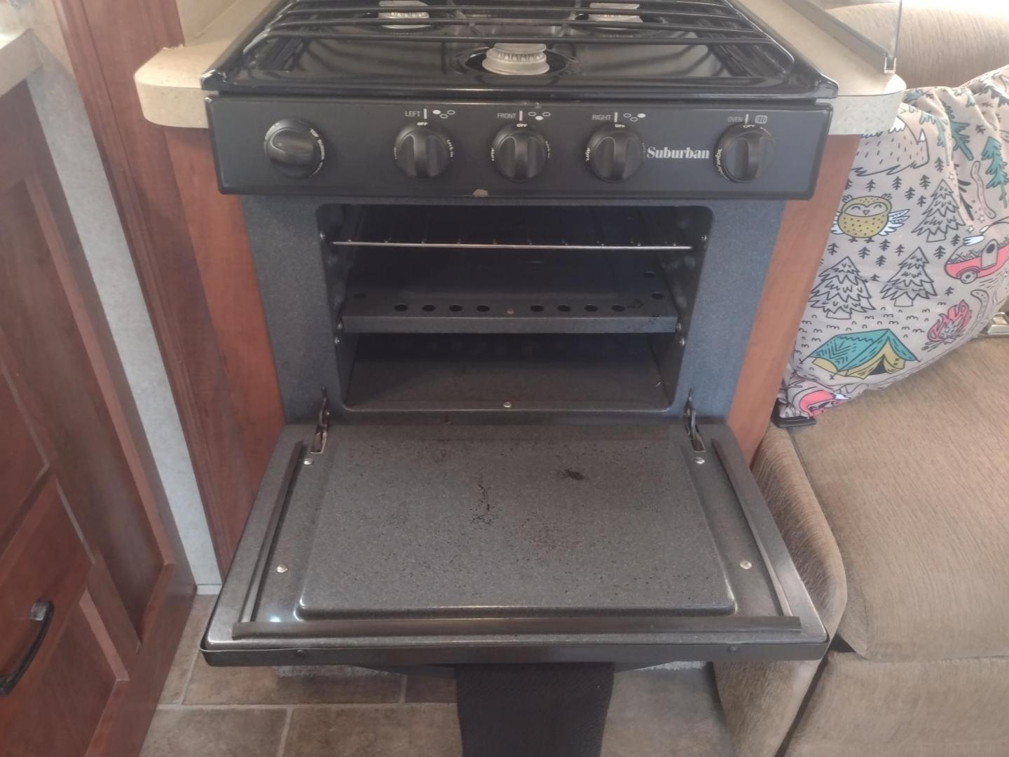 2012 White /BROWN Ford Econoline E450 (1FDXE4FS5BD) with an 6.8L V10 SOHC 20V engine, located at 17760 Hwy 62, Morris, OK, 74445, 35.609104, -95.877060 - SPRING TIME IS HERE WHAT BETTER WAY TO START YOUR TRAVELS IN THIS 2012 FORD E450 2WD FOREST RIVER SUNSEEKER 2860DS CLASS C MOTORHOME 30FT OVERALL. IT FEATURES THE TRITON 6.8L V10 ENGINE, KEYLESS ENTRY, CLOTH MANUAL SEATS, POWER WINDOWS, POWER LOCKS, POWER MIRRORS, CRUISE CONTROL, TOW HAUL MODE, BACK - Photo#36