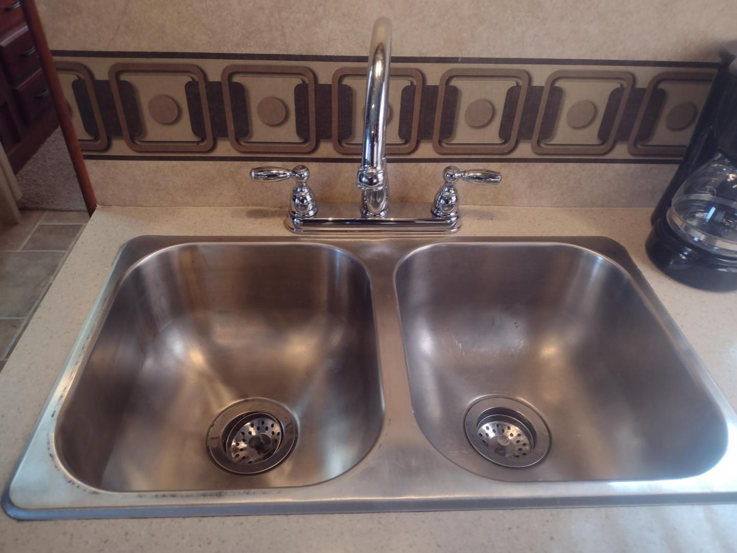 2012 White /BROWN Ford Econoline E450 (1FDXE4FS5BD) with an 6.8L V10 SOHC 20V engine, located at 17760 Hwy 62, Morris, OK, 74445, 35.609104, -95.877060 - SPRING TIME IS HERE WHAT BETTER WAY TO START YOUR TRAVELS IN THIS 2012 FORD E450 2WD FOREST RIVER SUNSEEKER 2860DS CLASS C MOTORHOME 30FT OVERALL. IT FEATURES THE TRITON 6.8L V10 ENGINE, KEYLESS ENTRY, CLOTH MANUAL SEATS, POWER WINDOWS, POWER LOCKS, POWER MIRRORS, CRUISE CONTROL, TOW HAUL MODE, BACK - Photo#40