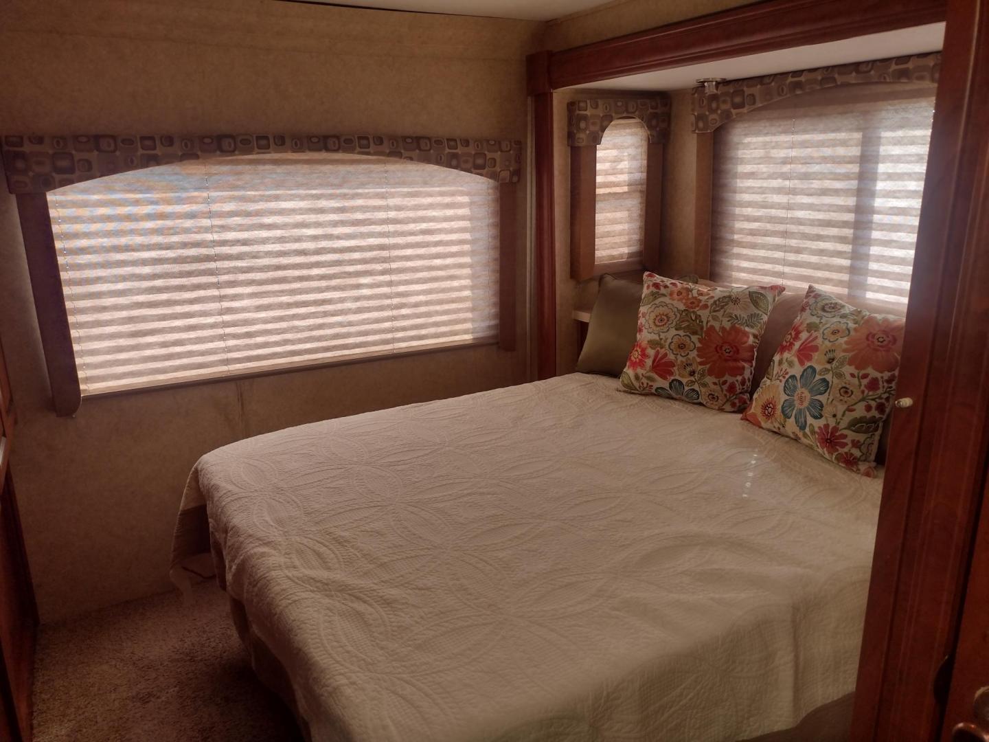 2012 White /BROWN Ford Econoline E450 (1FDXE4FS5BD) with an 6.8L V10 SOHC 20V engine, located at 17760 Hwy 62, Morris, OK, 74445, 35.609104, -95.877060 - SPRING TIME IS HERE WHAT BETTER WAY TO START YOUR TRAVELS IN THIS 2012 FORD E450 2WD FOREST RIVER SUNSEEKER 2860DS CLASS C MOTORHOME 30FT OVERALL. IT FEATURES THE TRITON 6.8L V10 ENGINE, KEYLESS ENTRY, CLOTH MANUAL SEATS, POWER WINDOWS, POWER LOCKS, POWER MIRRORS, CRUISE CONTROL, TOW HAUL MODE, BACK - Photo#50