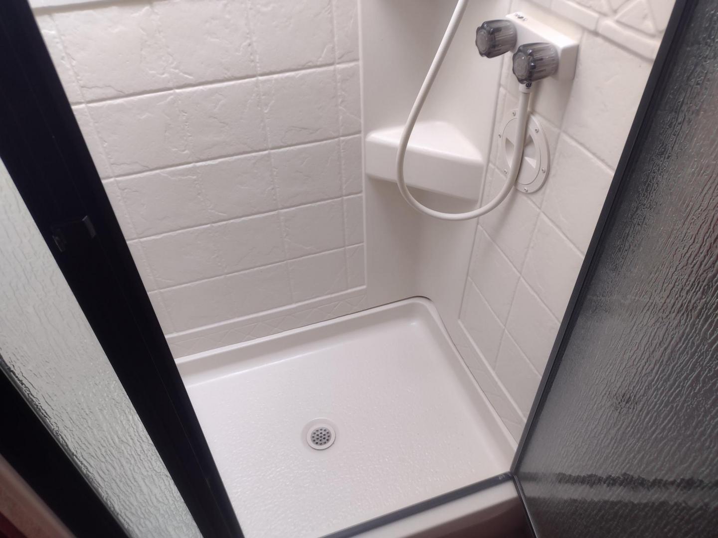 2012 White /BROWN Ford Econoline E450 (1FDXE4FS5BD) with an 6.8L V10 SOHC 20V engine, located at 17760 Hwy 62, Morris, OK, 74445, 35.609104, -95.877060 - SPRING TIME IS HERE WHAT BETTER WAY TO START YOUR TRAVELS IN THIS 2012 FORD E450 2WD FOREST RIVER SUNSEEKER 2860DS CLASS C MOTORHOME 30FT OVERALL. IT FEATURES THE TRITON 6.8L V10 ENGINE, KEYLESS ENTRY, CLOTH MANUAL SEATS, POWER WINDOWS, POWER LOCKS, POWER MIRRORS, CRUISE CONTROL, TOW HAUL MODE, BACK - Photo#49