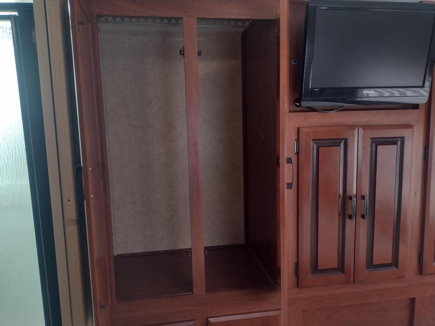 2012 White /BROWN Ford Econoline E450 (1FDXE4FS5BD) with an 6.8L V10 SOHC 20V engine, located at 17760 Hwy 62, Morris, OK, 74445, 35.609104, -95.877060 - SPRING TIME IS HERE WHAT BETTER WAY TO START YOUR TRAVELS IN THIS 2012 FORD E450 2WD FOREST RIVER SUNSEEKER 2860DS CLASS C MOTORHOME 30FT OVERALL. IT FEATURES THE TRITON 6.8L V10 ENGINE, KEYLESS ENTRY, CLOTH MANUAL SEATS, POWER WINDOWS, POWER LOCKS, POWER MIRRORS, CRUISE CONTROL, TOW HAUL MODE, BACK - Photo#53