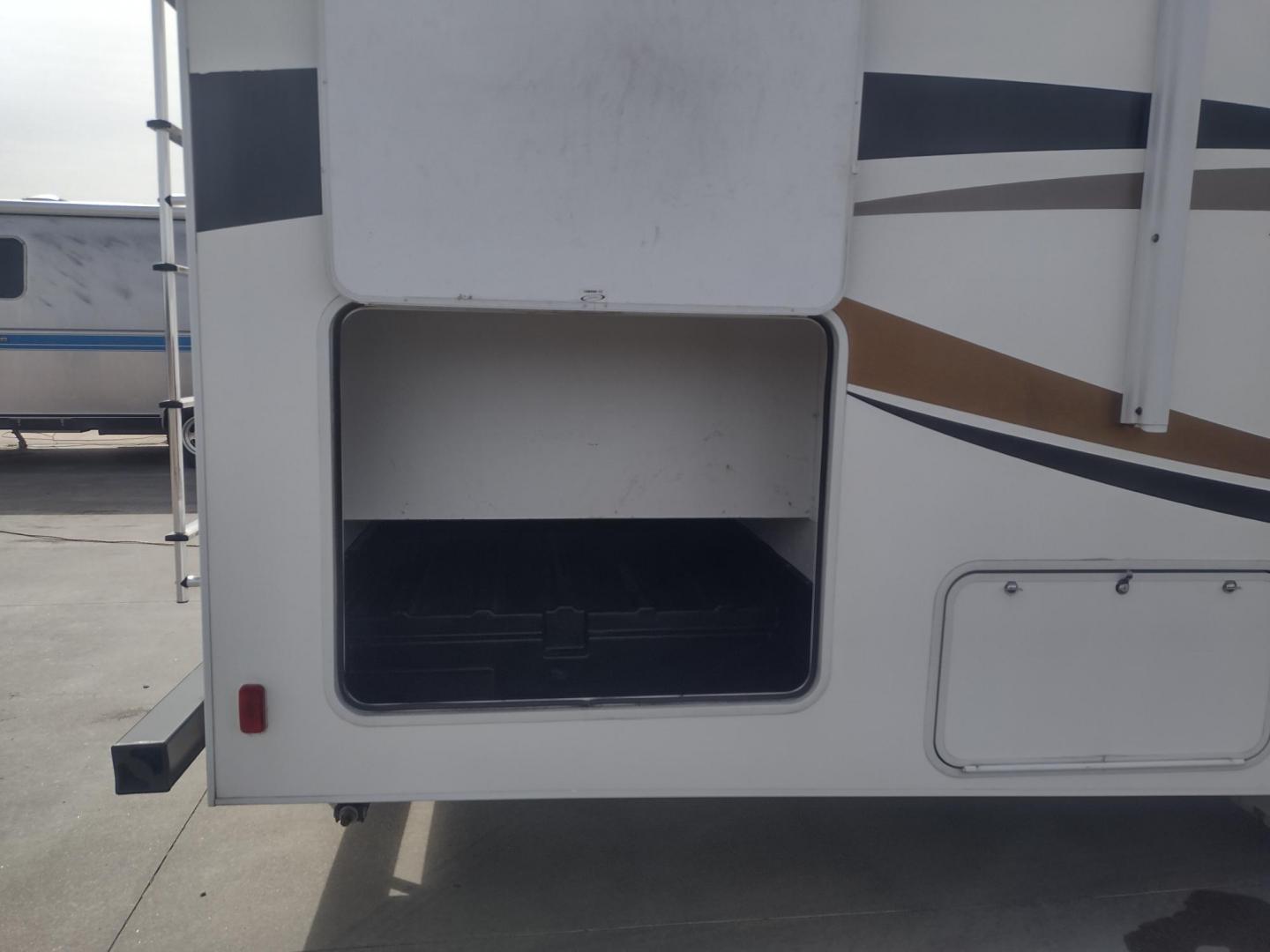 2012 White /BROWN Ford Econoline E450 (1FDXE4FS5BD) with an 6.8L V10 SOHC 20V engine, located at 17760 Hwy 62, Morris, OK, 74445, 35.609104, -95.877060 - SPRING TIME IS HERE WHAT BETTER WAY TO START YOUR TRAVELS IN THIS 2012 FORD E450 2WD FOREST RIVER SUNSEEKER 2860DS CLASS C MOTORHOME 30FT OVERALL. IT FEATURES THE TRITON 6.8L V10 ENGINE, KEYLESS ENTRY, CLOTH MANUAL SEATS, POWER WINDOWS, POWER LOCKS, POWER MIRRORS, CRUISE CONTROL, TOW HAUL MODE, BACK - Photo#63