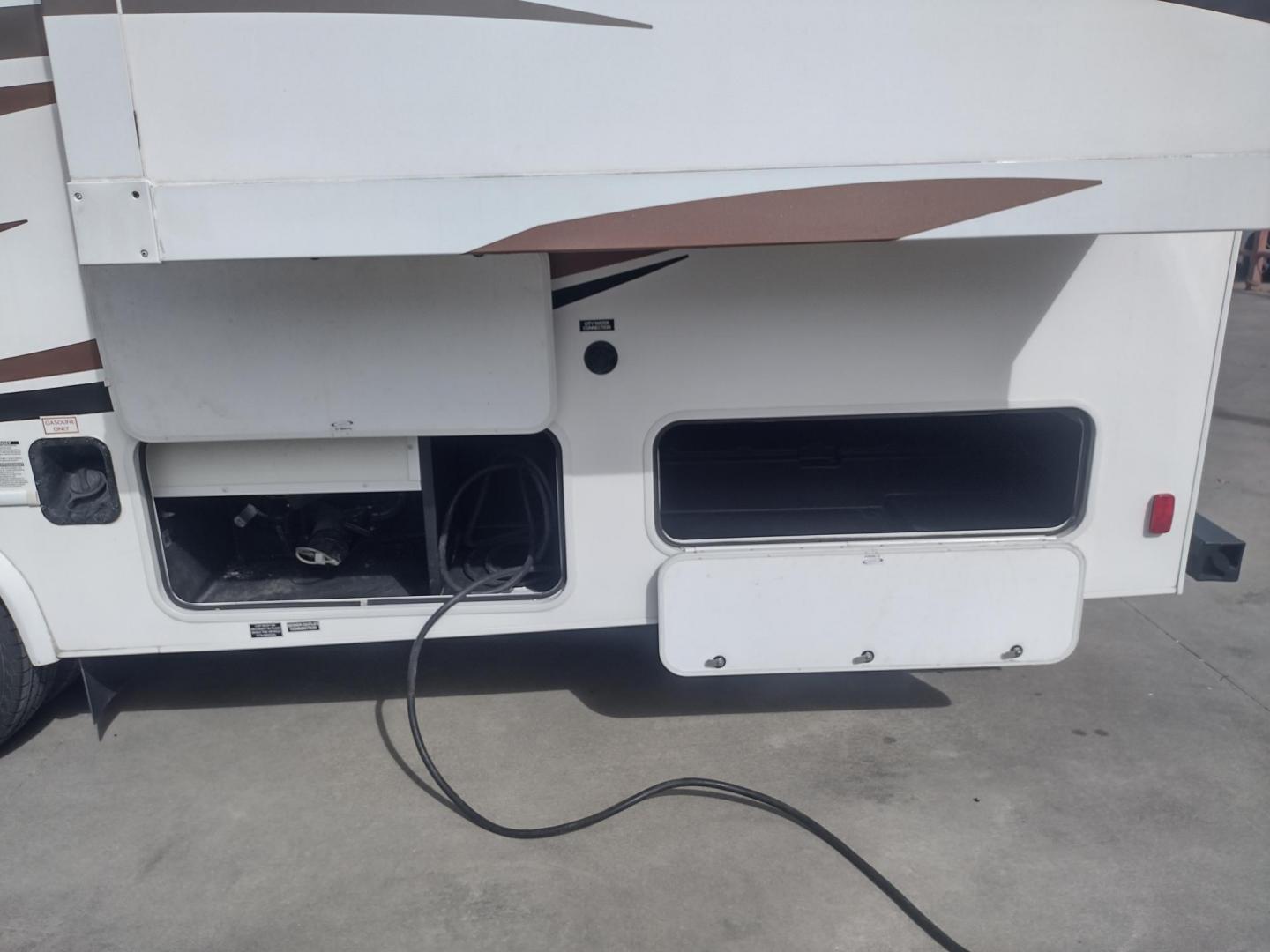 2012 White /BROWN Ford Econoline E450 (1FDXE4FS5BD) with an 6.8L V10 SOHC 20V engine, located at 17760 Hwy 62, Morris, OK, 74445, 35.609104, -95.877060 - SPRING TIME IS HERE WHAT BETTER WAY TO START YOUR TRAVELS IN THIS 2012 FORD E450 2WD FOREST RIVER SUNSEEKER 2860DS CLASS C MOTORHOME 30FT OVERALL. IT FEATURES THE TRITON 6.8L V10 ENGINE, KEYLESS ENTRY, CLOTH MANUAL SEATS, POWER WINDOWS, POWER LOCKS, POWER MIRRORS, CRUISE CONTROL, TOW HAUL MODE, BACK - Photo#66