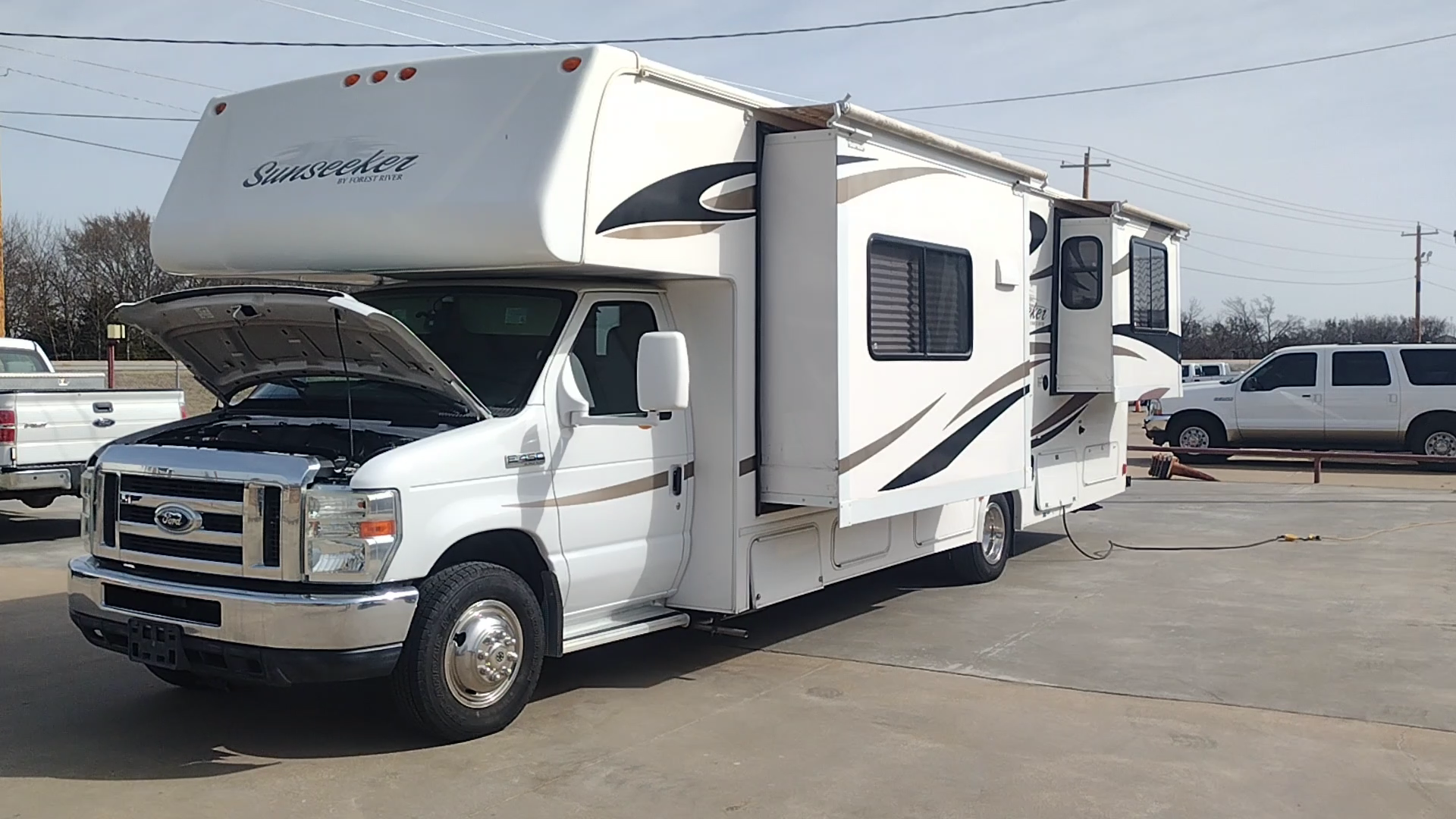 2011 White /BROWN Ford Econoline E450 (1FDXE4FS5BD) with an 6.8L V10 SOHC 20V engine, located at 17760 Hwy 62, Morris, OK, 74445, 35.609104, -95.877060 - SPRING TIME IS HERE WHAT BETTER WAY TO START YOUR TRAVELS IN THIS 2011 FORD E450 2WD FOREST RIVER SUNSEEKER 2860DS CLASS C MOTORHOME 29.5FT OVERALL. IT FEATURES THE TRITON 6.8L V10 ENGINE, KEYLESS ENTRY, CLOTH MANUAL SEATS, POWER WINDOWS, POWER LOCKS, POWER MIRRORS, CRUISE CONTROL, TOW HAUL MODE, BA- Photo#79