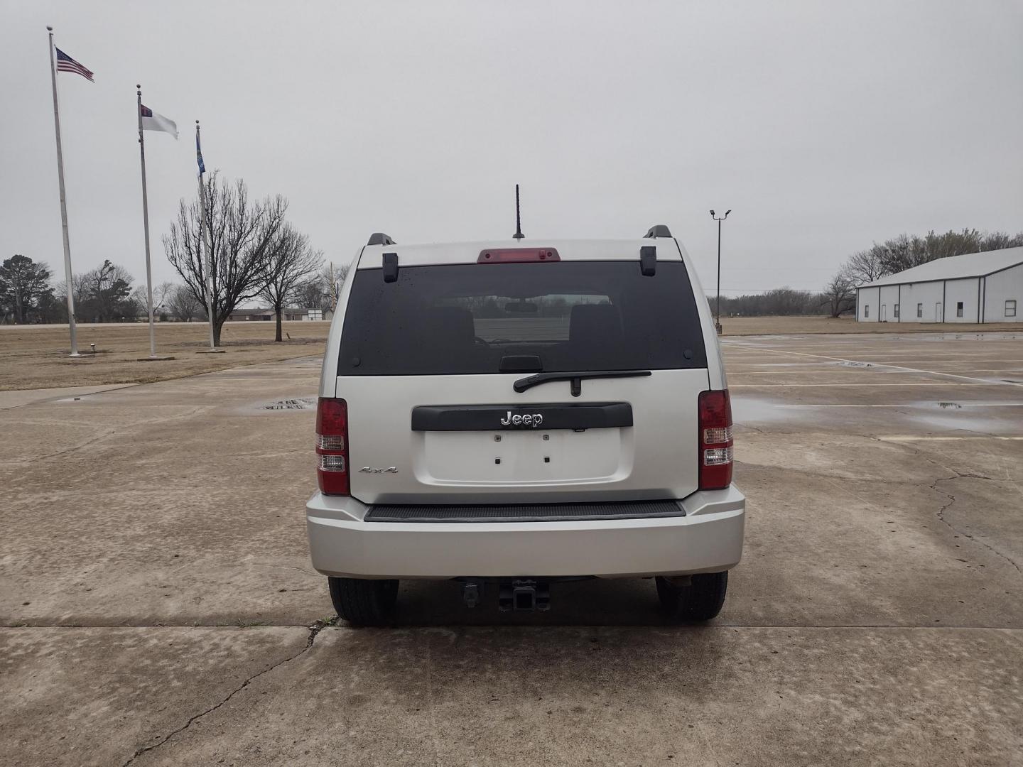 2009 Silver /TAN Jeep Liberty Sport 4WD (1J8GN28K99W) with an 3.7L V6 SOHC 12V engine, 4-Speed Automatic Overdrive transmission, located at 17760 Hwy 62, Morris, OK, 74445, (918) 733-4887, 35.609104, -95.877060 - Photo#5
