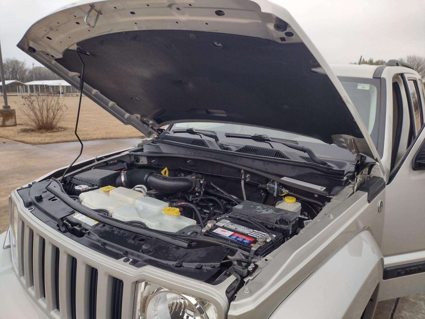 2009 Silver /TAN Jeep Liberty Sport 4WD (1J8GN28K99W) with an 3.7L V6 SOHC 12V engine, 4-Speed Automatic Overdrive transmission, located at 17760 Hwy 62, Morris, OK, 74445, (918) 733-4887, 35.609104, -95.877060 - Photo#22