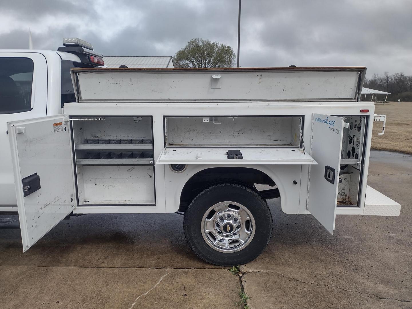 2015 White /GRAY Chevrolet Silverado 2500HD (1GC2CUEG2FZ) with an 6.0L V8 OHV 16V FFV engine, 6-Speed Automatic transmission, located at 17760 Hwy 62, Morris, OK, 74445, (918) 733-4887, 35.609104, -95.877060 - 2015 CHEVY SILVERADO 2500 HD 2WD BI-FUEL SYSTEM THAT RUNS ON CNG OR GASOLINE WITH 6.0L V8 ENIGINE. IT FEATURES POWER LOCKS, POWER WINDOWS, MANUAL SEATS, CLOTH INTERIOR, CRUSIE CONTROL, TRACTION CONTROL, TRAILER BRAKES, AM/FM RADIO, NO BACK SEAT HAS OPEN TOOL BOX, AND TOOL BED. ONLY 231,560 MILES WIT - Photo#20
