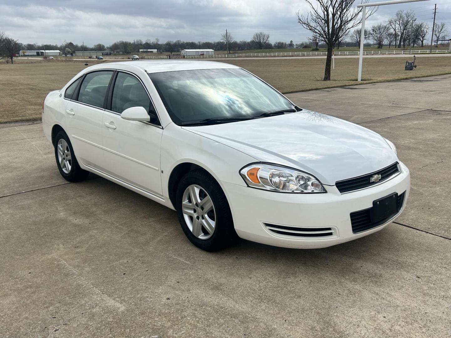 2006 White /GRAY Chevrolet Impala (2G1WB58K669) with an 3.5L V6 OHV 16V FFV engine, 4-Speed Automatic Overdrive transmission, located at 17760 Hwy 62, Morris, OK, 74445, (918) 733-4887, 35.609104, -95.877060 - 2006 CHEVY IMPALA WITH 3.6L V6 ENGINE. ***REBUILT TITLE*** IT FEATURES KEYLESS ENTRY, CLOTH INTERIOR, POWER SEATS, POWER LOCKS, POWER WINDOWS, POWER MIRRORS, AM/FM RADIO, CD PLAYER, AUXILILARY PORT, CRUISE CONTROL, AND TRACTION CONTROL. ****ONLY 20,248 MILES AND NEW FIRESTONE 225/60R16 TIRES.**** - Photo#2