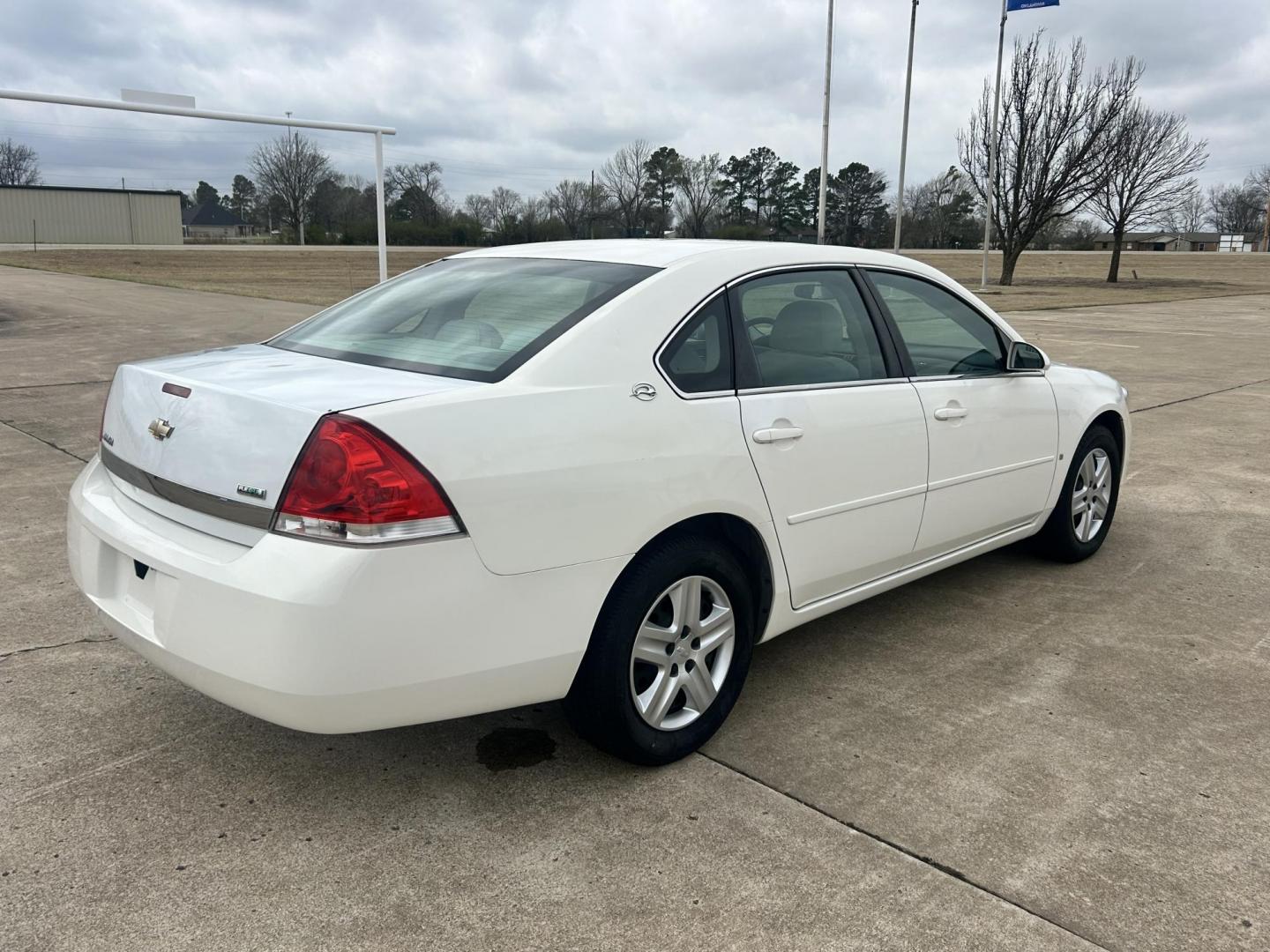 2006 White /GRAY Chevrolet Impala (2G1WB58K669) with an 3.5L V6 OHV 16V FFV engine, 4-Speed Automatic Overdrive transmission, located at 17760 Hwy 62, Morris, OK, 74445, (918) 733-4887, 35.609104, -95.877060 - 2006 CHEVY IMPALA WITH 3.6L V6 ENGINE. ***REBUILT TITLE*** IT FEATURES KEYLESS ENTRY, CLOTH INTERIOR, POWER SEATS, POWER LOCKS, POWER WINDOWS, POWER MIRRORS, AM/FM RADIO, CD PLAYER, AUXILILARY PORT, CRUISE CONTROL, AND TRACTION CONTROL. ****ONLY 20,248 MILES AND NEW FIRESTONE 225/60R16 TIRES.**** - Photo#4