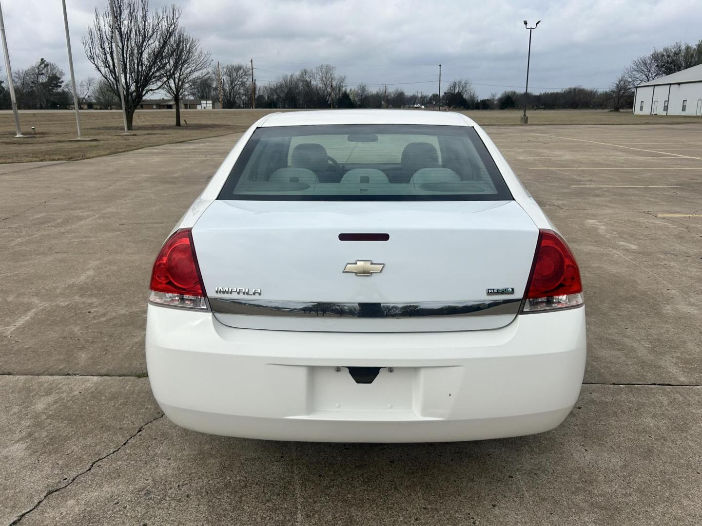 2006 White /GRAY Chevrolet Impala (2G1WB58K669) with an 3.5L V6 OHV 16V FFV engine, 4-Speed Automatic Overdrive transmission, located at 17760 Hwy 62, Morris, OK, 74445, (918) 733-4887, 35.609104, -95.877060 - 2006 CHEVY IMPALA WITH 3.6L V6 ENGINE. ***REBUILT TITLE*** IT FEATURES KEYLESS ENTRY, CLOTH INTERIOR, POWER SEATS, POWER LOCKS, POWER WINDOWS, POWER MIRRORS, AM/FM RADIO, CD PLAYER, AUXILILARY PORT, CRUISE CONTROL, AND TRACTION CONTROL. ****ONLY 20,248 MILES AND NEW FIRESTONE 225/60R16 TIRES.**** - Photo#5