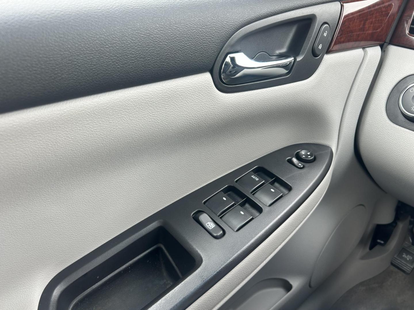 2006 White /GRAY Chevrolet Impala (2G1WB58K669) with an 3.5L V6 OHV 16V FFV engine, 4-Speed Automatic Overdrive transmission, located at 17760 Hwy 62, Morris, OK, 74445, (918) 733-4887, 35.609104, -95.877060 - 2006 CHEVY IMPALA WITH 3.6L V6 ENGINE. ***REBUILT TITLE*** IT FEATURES KEYLESS ENTRY, CLOTH INTERIOR, POWER SEATS, POWER LOCKS, POWER WINDOWS, POWER MIRRORS, AM/FM RADIO, CD PLAYER, AUXILILARY PORT, CRUISE CONTROL, AND TRACTION CONTROL. ****ONLY 20,248 MILES AND NEW FIRESTONE 225/60R16 TIRES.**** - Photo#9