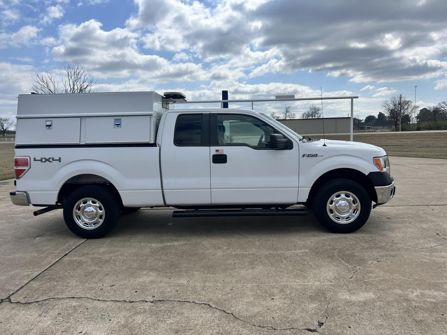 2014 White /Gray Ford F-150 XL (1FTEX1EM8EK) with an 3.7L V6 DOHC 24V engine, 6-Speed Automatic transmission, located at 17760 Hwy 62, Morris, OK, 74445, (918) 733-4887, 35.609104, -95.877060 - 2014 FORD F-150 4WD HAS A 3.7L V6 ENGINGE BI-FUEL SYSTEM RUNS ON CNG (COMPRESSED NATURAL GAS) OR GASOLINE. IT FEATURES CLOTH INTERIOR, MANUAL SEATS, POWER WINDOWS, POWER LOCKS, POWER MIRRORS, AM/FM STEREO, SIRIUS RADIO, CD PLAYER, AUXILLIARY PORT, CRUISE CONTROL, TRACTION CONTROL, BACKUP CAMERA, MUL - Photo#3