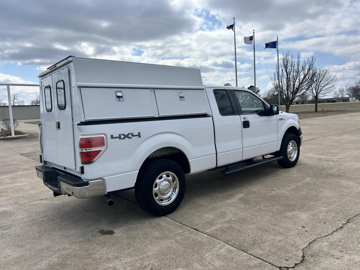 2014 White /Gray Ford F-150 XL (1FTEX1EM8EK) with an 3.7L V6 DOHC 24V engine, 6-Speed Automatic transmission, located at 17760 Hwy 62, Morris, OK, 74445, (918) 733-4887, 35.609104, -95.877060 - 2014 FORD F-150 4WD HAS A 3.7L V6 ENGINGE BI-FUEL SYSTEM RUNS ON CNG (COMPRESSED NATURAL GAS) OR GASOLINE. IT FEATURES CLOTH INTERIOR, MANUAL SEATS, POWER WINDOWS, POWER LOCKS, POWER MIRRORS, AM/FM STEREO, SIRIUS RADIO, CD PLAYER, AUXILLIARY PORT, CRUISE CONTROL, TRACTION CONTROL, BACKUP CAMERA, MUL - Photo#4