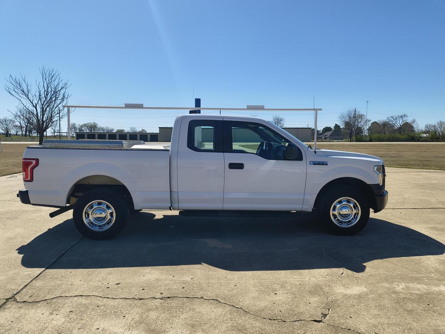 2016 White /GRAY Ford F-150 XL (1FTFX1EF1GK) with an 5.0L V8 engine, 6A transmission, located at 17760 Hwy 62, Morris, OK, 74445, (918) 733-4887, 35.609104, -95.877060 - 2016 FORD F-150 4WD HAS THE 5.0L V8 ENGINE BI-FUEL SYSTEM RUNS ON CNG OR GASOLINE. IT FEATURES KEYLESS REMOTE ENTRY, MANUAL LEATHER SEATS, POWER LOCKS, POWER WINDOWS, POWER MIRROR, AM/FM STEREO, CD PLAYER, USB PORT, CRUISE CONTROL, TRACTION CONTROL, MULTI-FUNCTIONING STEERING WHEEL CONTROLS, TRAIL - Photo#3