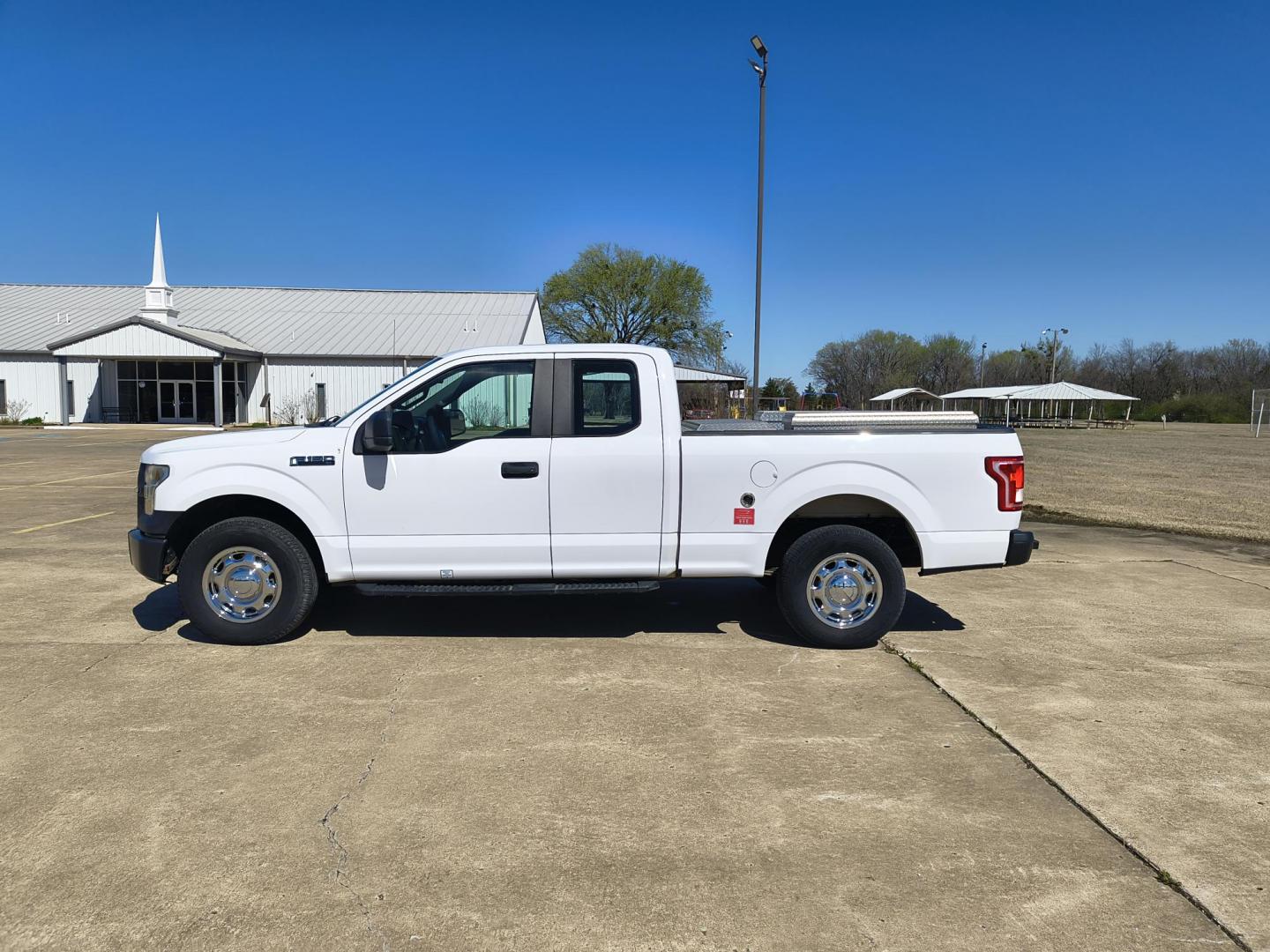 2016 White /GRAY Ford F-150 XL (1FTFX1EF1GK) with an 5.0L V8 engine, 6A transmission, located at 17760 Hwy 62, Morris, OK, 74445, (918) 733-4887, 35.609104, -95.877060 - 2016 FORD F-150 4WD HAS THE 5.0L V8 ENGINE BI-FUEL SYSTEM RUNS ON CNG OR GASOLINE. IT FEATURES KEYLESS REMOTE ENTRY, MANUAL LEATHER SEATS, POWER LOCKS, POWER WINDOWS, POWER MIRROR, AM/FM STEREO, CD PLAYER, USB PORT, CRUISE CONTROL, TRACTION CONTROL, MULTI-FUNCTIONING STEERING WHEEL CONTROLS, TRAIL - Photo#7