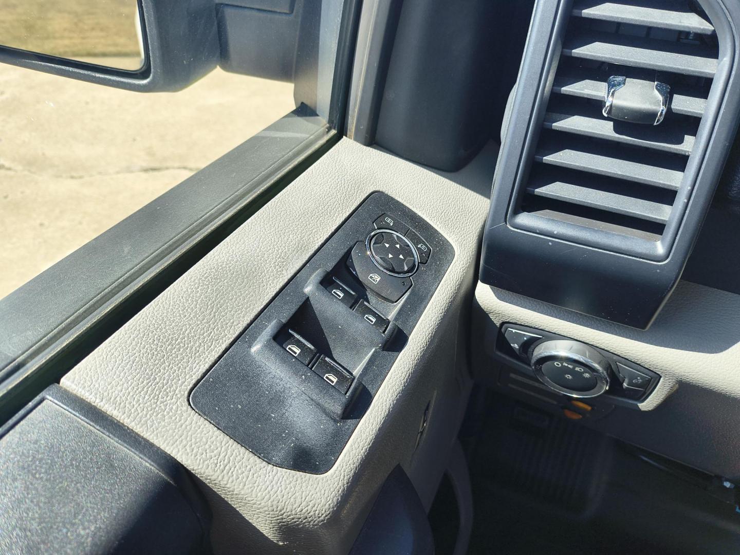 2016 White /GRAY Ford F-150 XL (1FTFX1EF1GK) with an 5.0L V8 engine, 6A transmission, located at 17760 Hwy 62, Morris, OK, 74445, (918) 733-4887, 35.609104, -95.877060 - 2016 FORD F-150 4WD HAS THE 5.0L V8 ENGINE BI-FUEL SYSTEM RUNS ON CNG OR GASOLINE. IT FEATURES KEYLESS REMOTE ENTRY, MANUAL LEATHER SEATS, POWER LOCKS, POWER WINDOWS, POWER MIRROR, AM/FM STEREO, CD PLAYER, USB PORT, CRUISE CONTROL, TRACTION CONTROL, MULTI-FUNCTIONING STEERING WHEEL CONTROLS, TRAIL - Photo#9