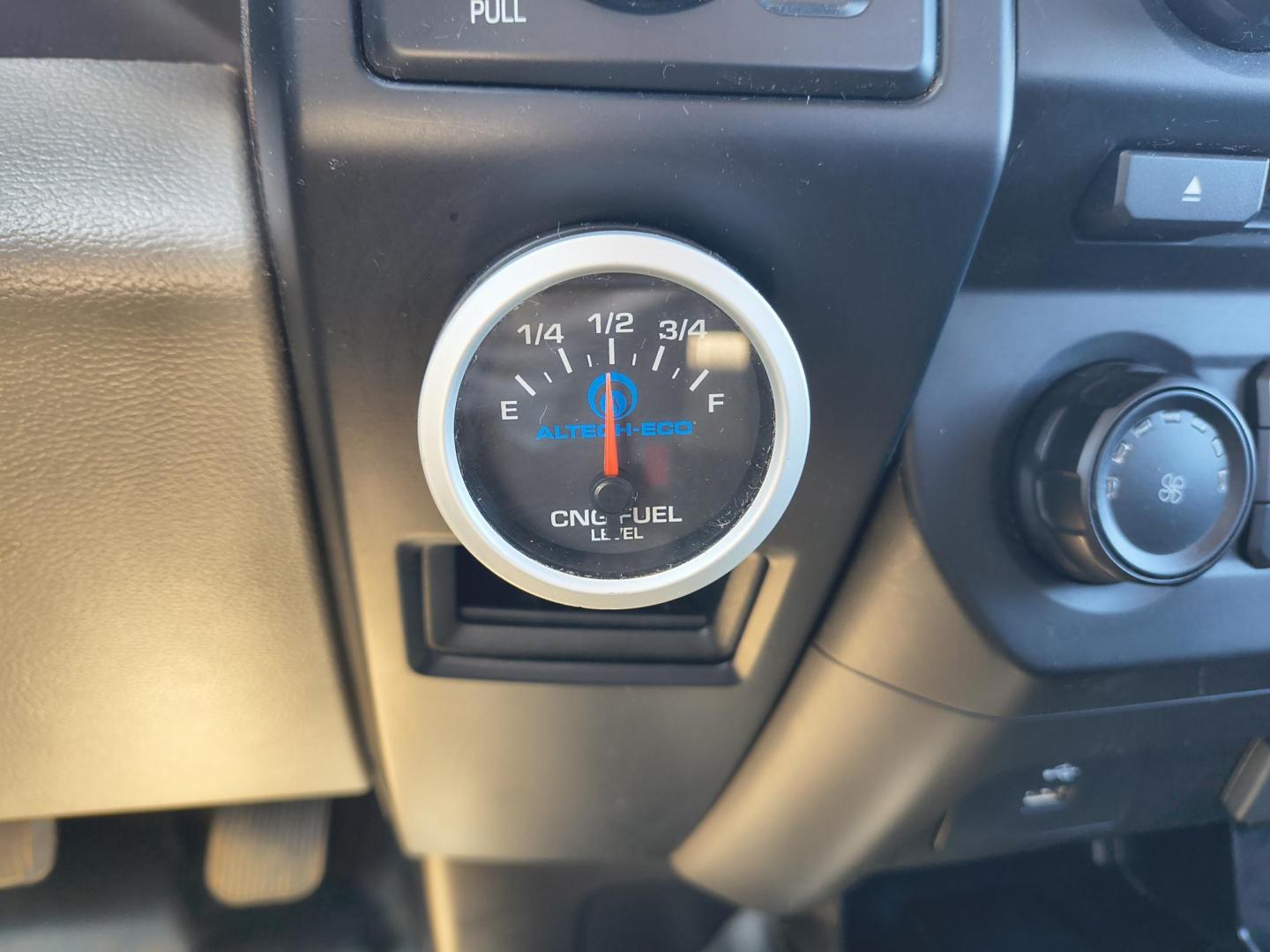 2016 White /GRAY Ford F-150 XL (1FTFX1EF1GK) with an 5.0L V8 engine, 6A transmission, located at 17760 Hwy 62, Morris, OK, 74445, (918) 733-4887, 35.609104, -95.877060 - 2016 FORD F-150 4WD HAS THE 5.0L V8 ENGINE BI-FUEL SYSTEM RUNS ON CNG OR GASOLINE. IT FEATURES KEYLESS REMOTE ENTRY, MANUAL LEATHER SEATS, POWER LOCKS, POWER WINDOWS, POWER MIRROR, AM/FM STEREO, CD PLAYER, USB PORT, CRUISE CONTROL, TRACTION CONTROL, MULTI-FUNCTIONING STEERING WHEEL CONTROLS, TRAIL - Photo#14