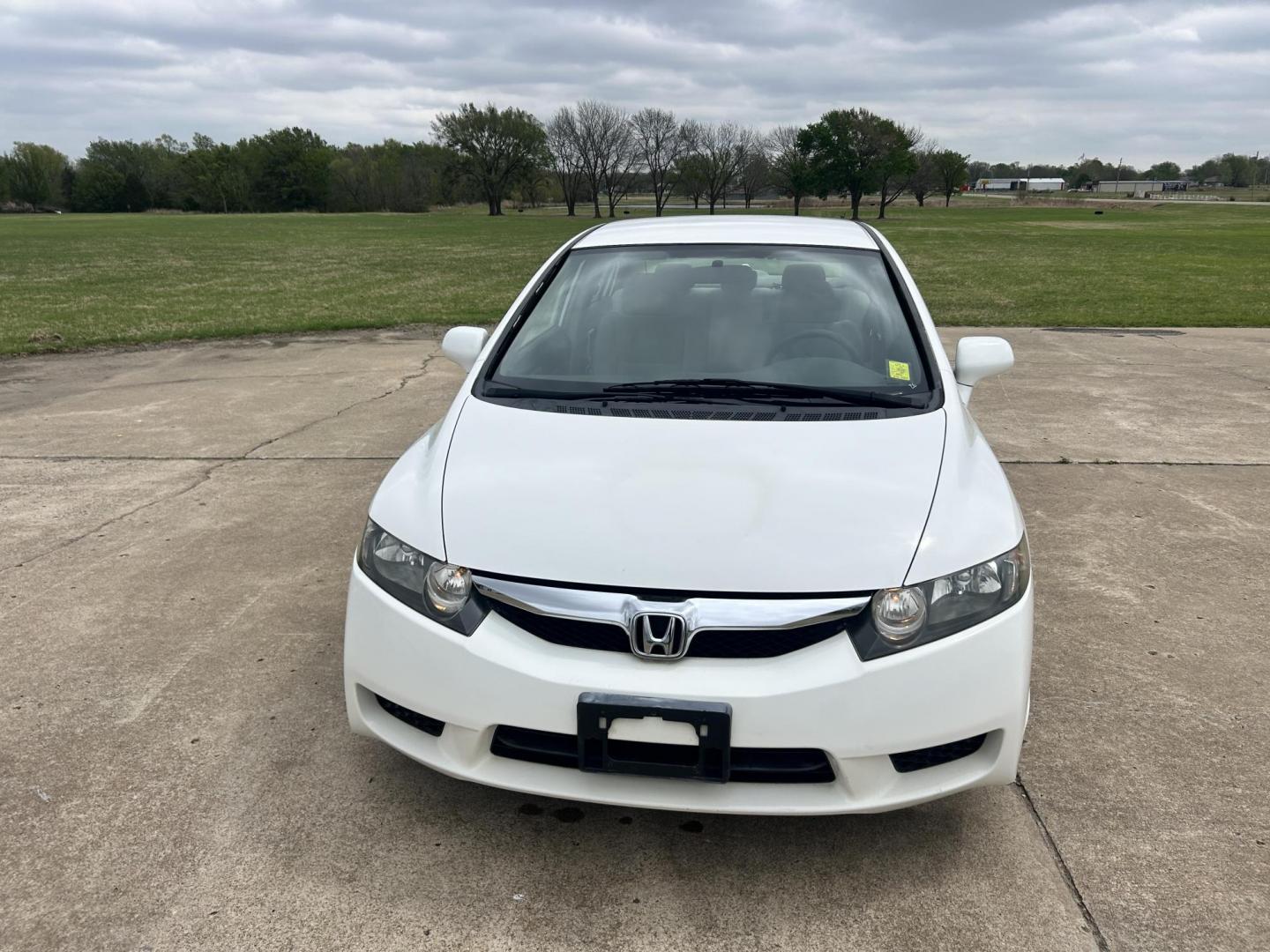 2009 White /Gray Honda Civic GX 5-Speed AT (1HGFA46539L) with an 1.8L L4 SOHC 16V CNG engine, 5-Speed Automatic transmission, located at 17760 Hwy 62, Morris, OK, 74445, (918) 733-4887, 35.609104, -95.877060 - 2009 HONDA CIVIC 1.8L FWD DEDICATED CNG (COMPRESSED NATURAL GAS) VEHICLE. FEATURES REMOTE KEYLESS ENTRY, POWER LOCKS, POWER WINDOWS, POWER MIRRORS, MANUEL SEATS, AM/FM RADIO, CD PLAYER, AUX, CRUISE CONTROL, TRACTION CONTROL, CLOTH SEATS, AND 195/65R15 TIRES. ONLY 24,358 MILES AND HAS A CLEAN TITLE. - Photo#1